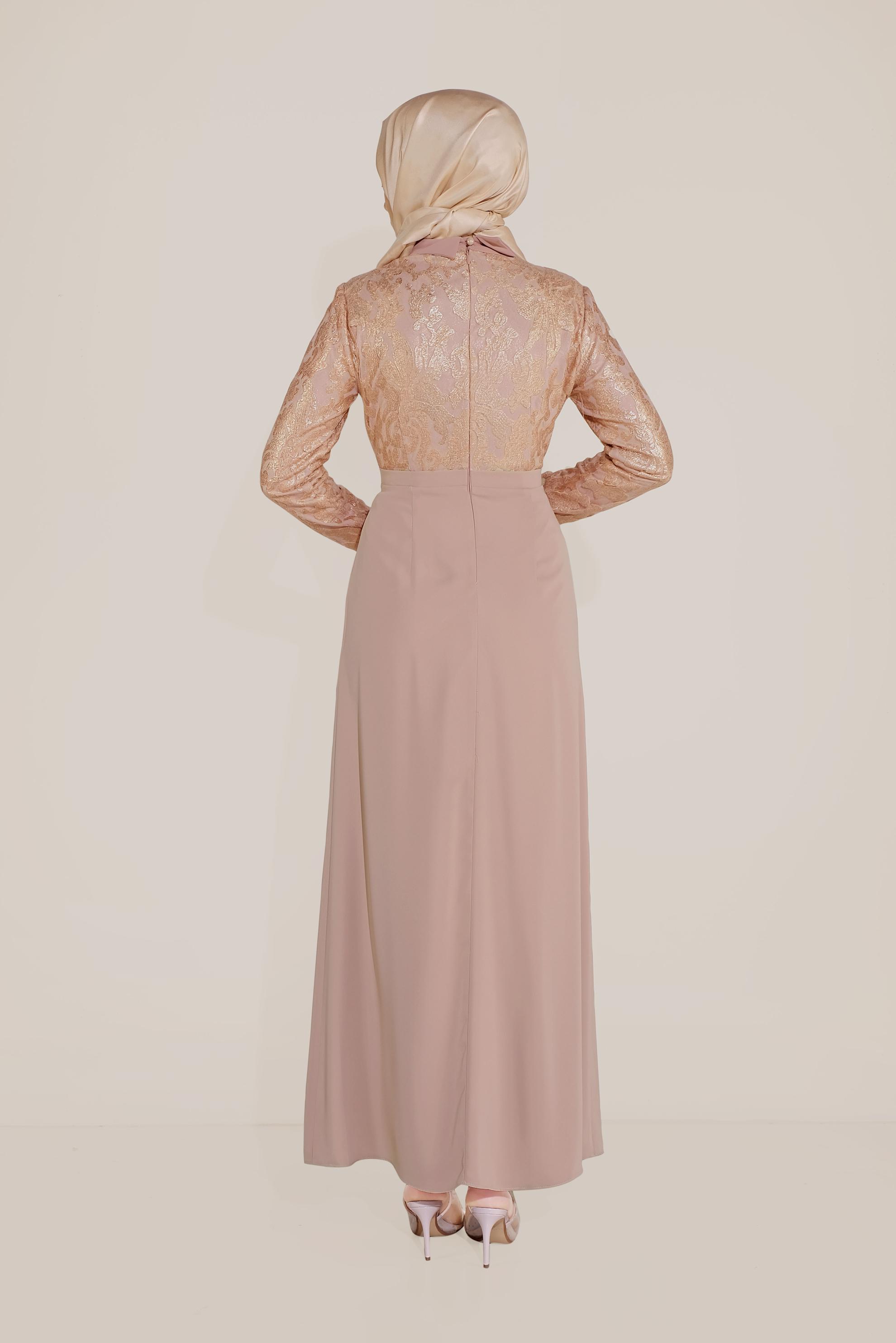 Tesettür giyim PUDRA YAKASI ÇİÇEK BROŞLU DESENLİ ELBİSE 40598-1 