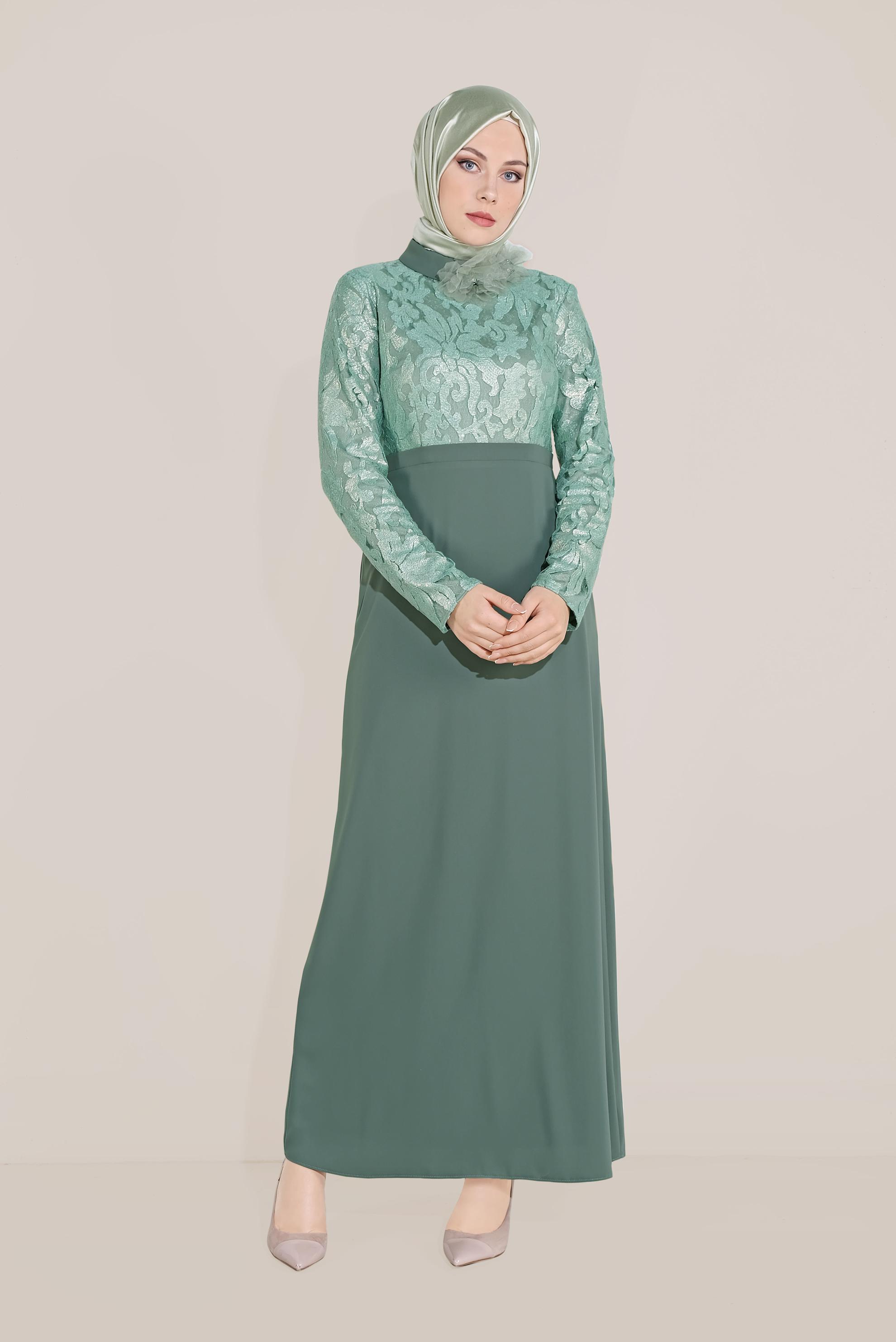 Tesettür giyim YEŞİL YAKASI ÇİÇEK BROŞLU DESENLİ ELBİSE 40598-1 