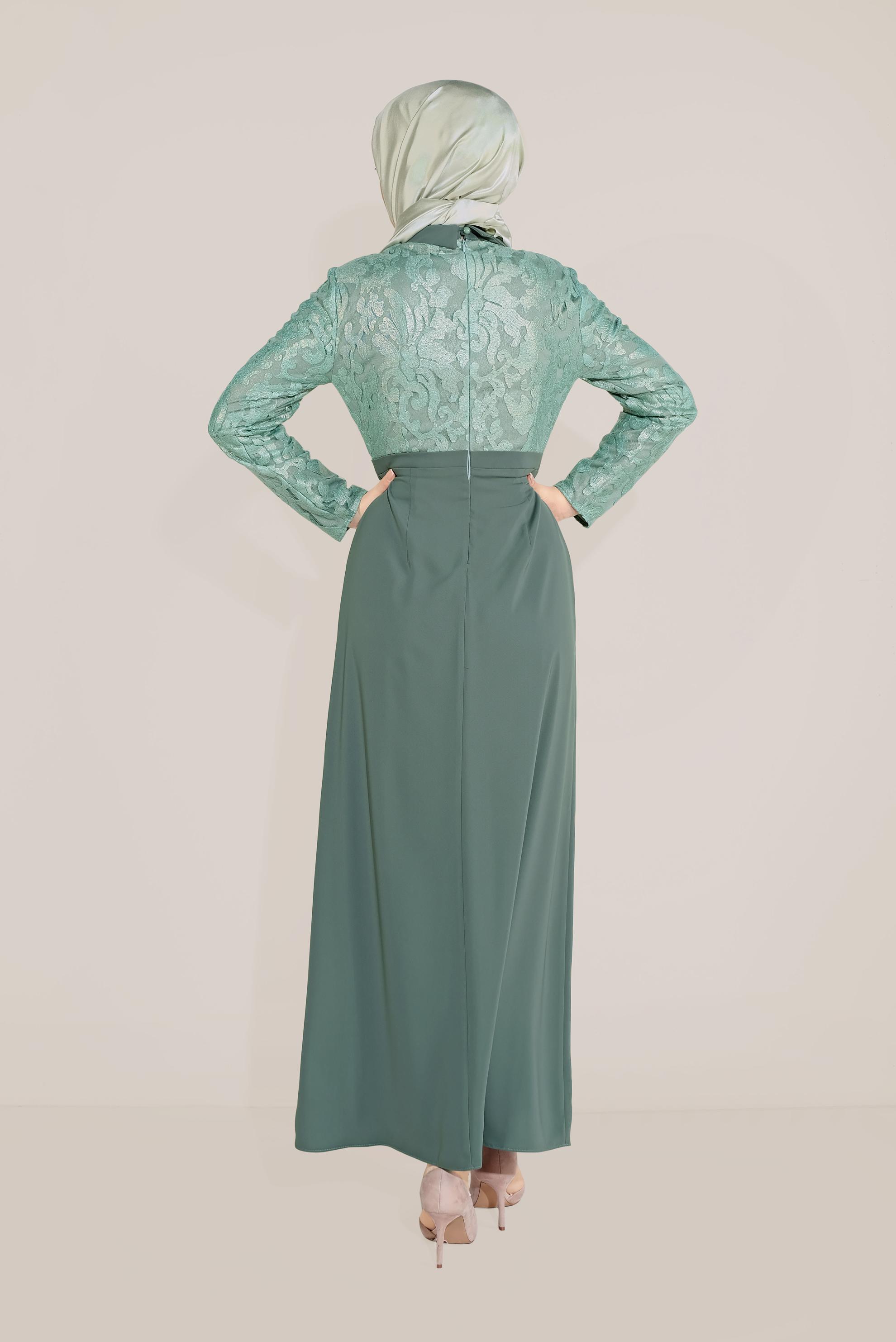 Tesettür giyim YEŞİL YAKASI ÇİÇEK BROŞLU DESENLİ ELBİSE 40598-1 