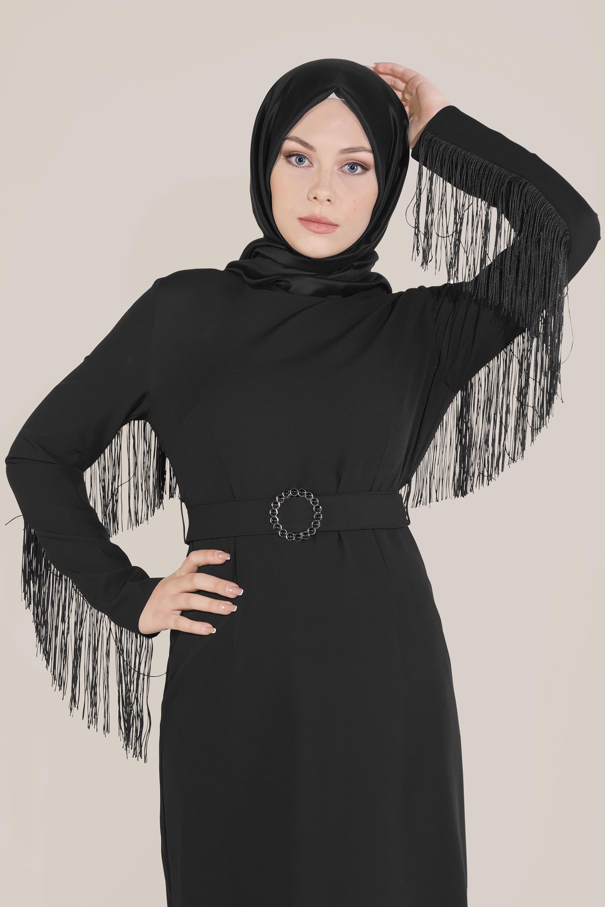 Tesettür giyim SİYAH KOLLARI VE SIRTI PÜSKÜLLÜ KEMERLİ ELBİSE 40626