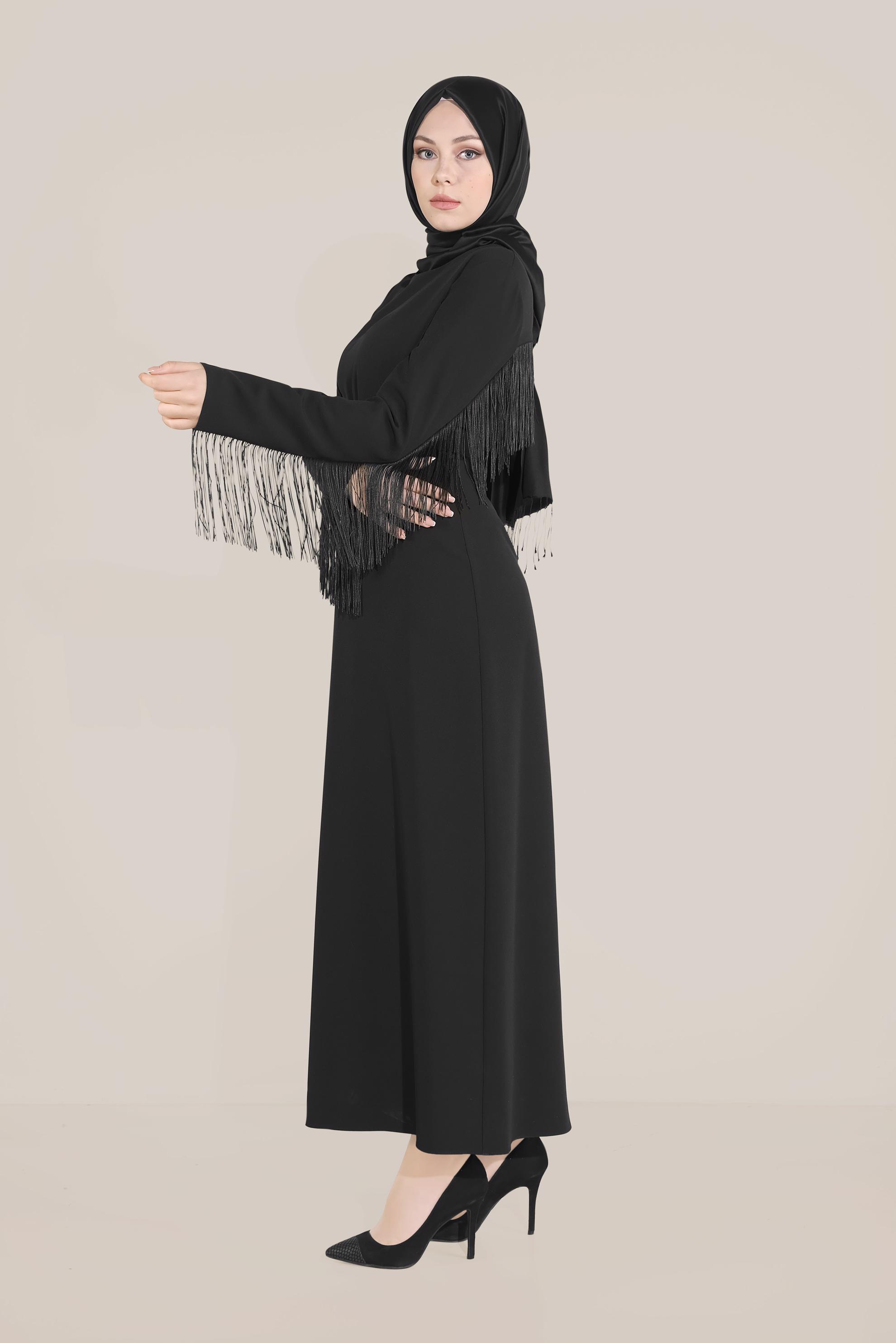 Tesettür giyim SİYAH KOLLARI VE SIRTI PÜSKÜLLÜ KEMERLİ ELBİSE 40626