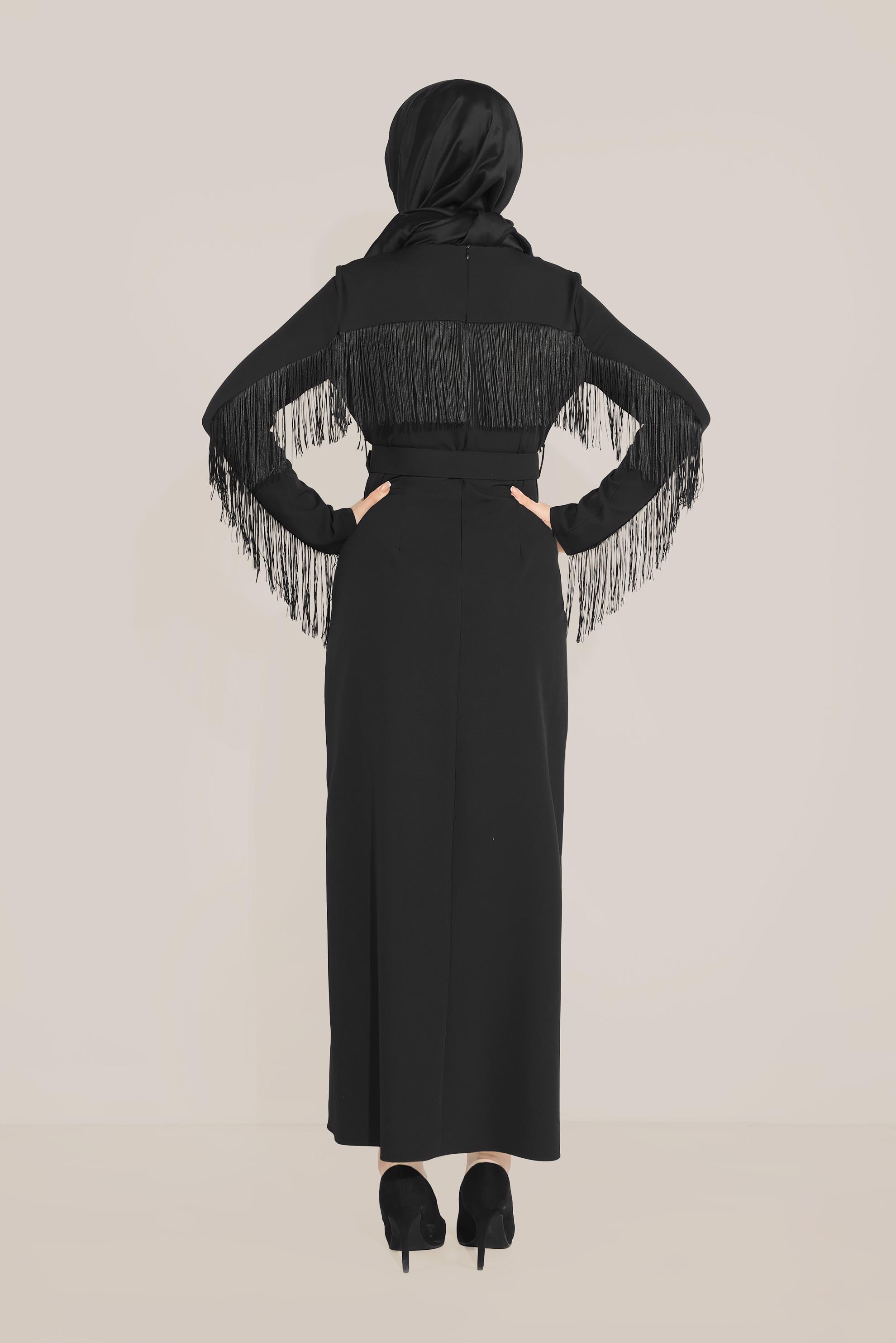 Tesettür giyim SİYAH KOLLARI VE SIRTI PÜSKÜLLÜ KEMERLİ ELBİSE 40626