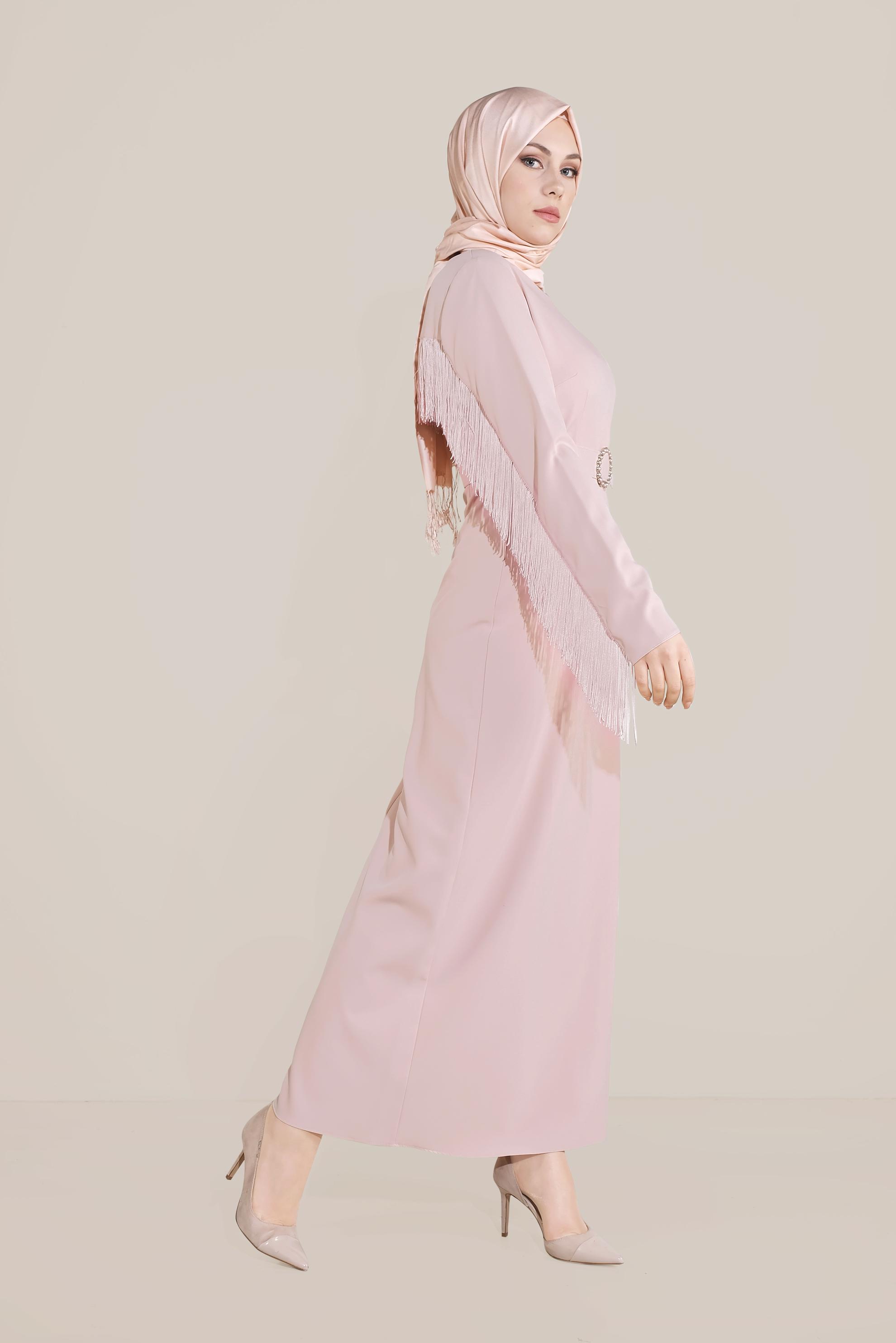 Tesettür giyim PUDRA KOLLARI VE SIRTI PÜSKÜLLÜ KEMERLİ ELBİSE 40626