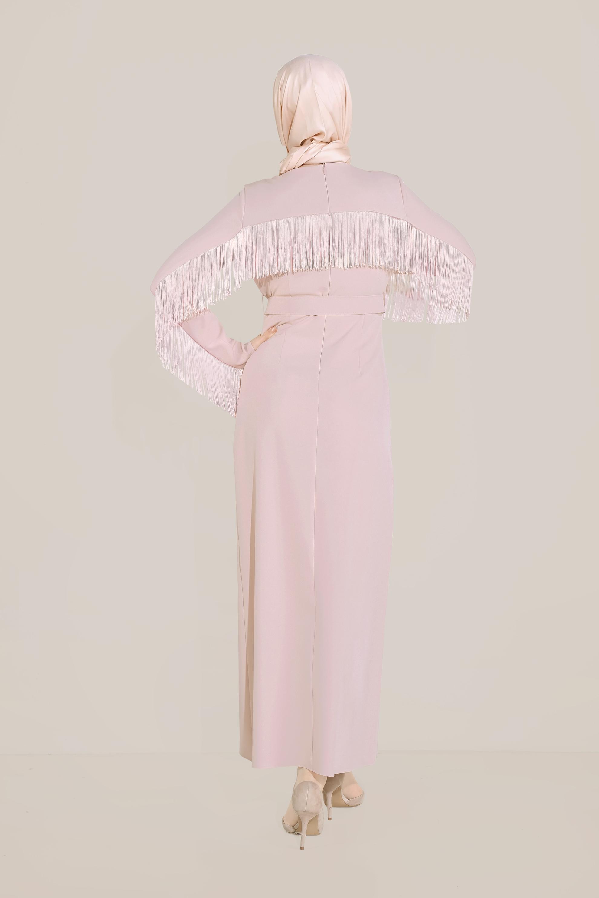 Tesettür giyim PUDRA KOLLARI VE SIRTI PÜSKÜLLÜ KEMERLİ ELBİSE 40626