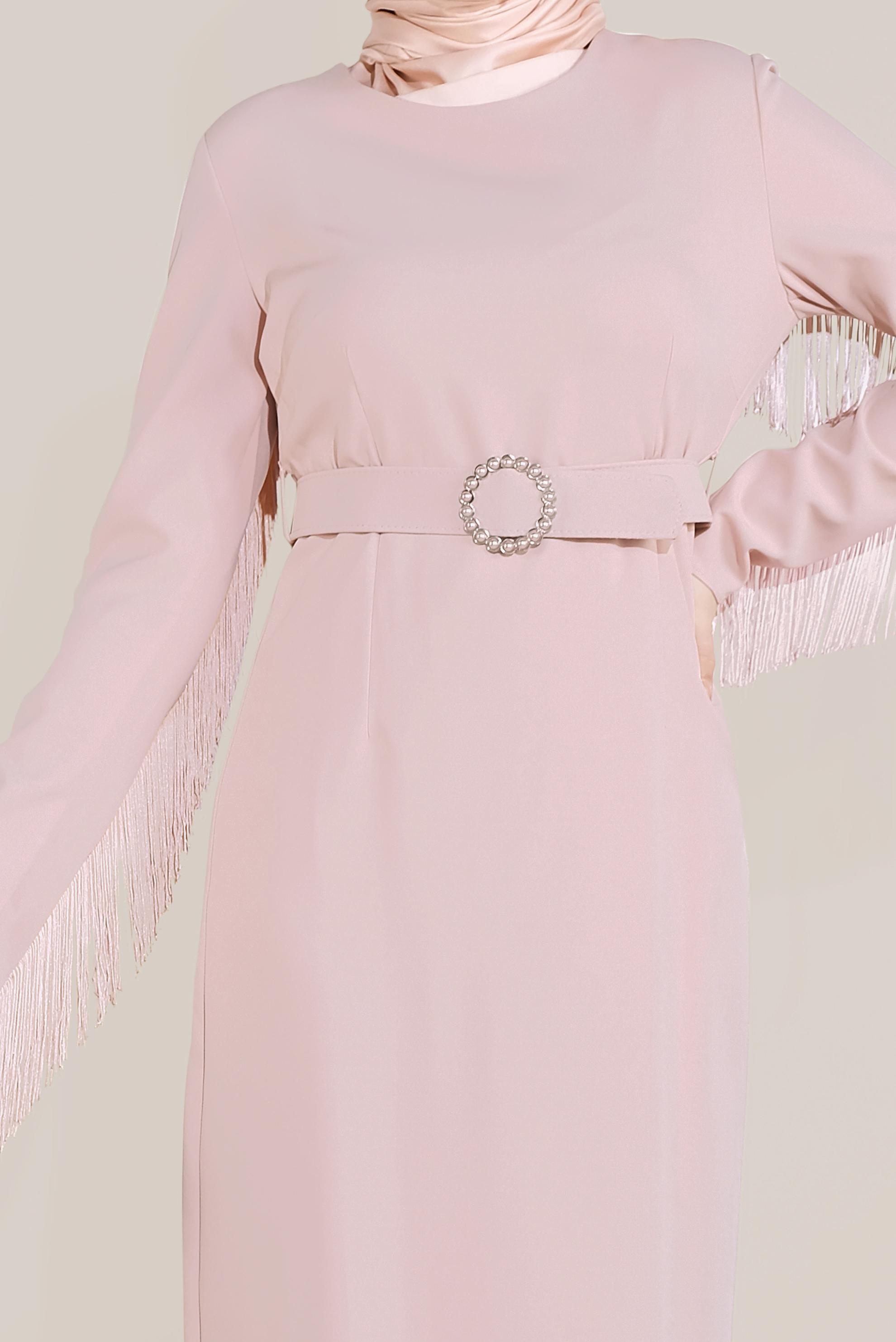 Tesettür giyim PUDRA KOLLARI VE SIRTI PÜSKÜLLÜ KEMERLİ ELBİSE 40626