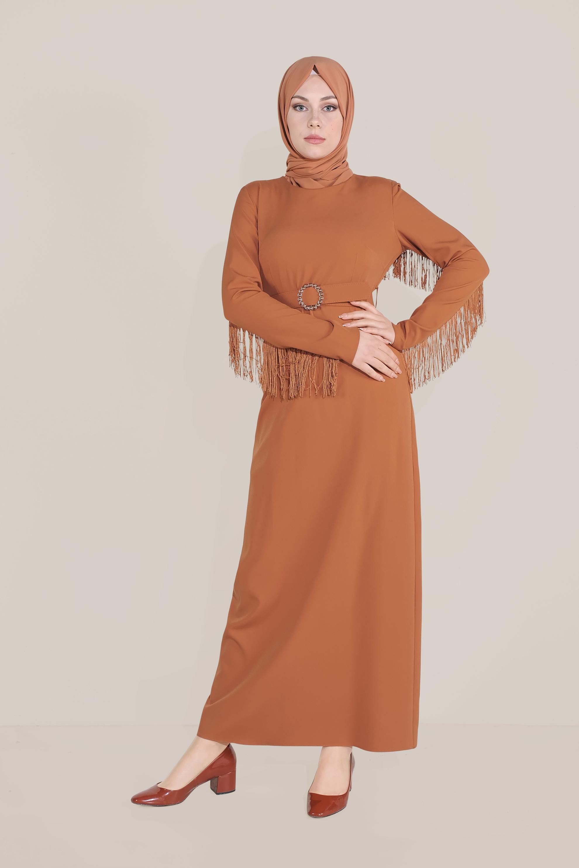 Tesettür giyim TURUNCU KOLLARI VE SIRTI PÜSKÜLLÜ KEMERLİ ELBİSE 40626