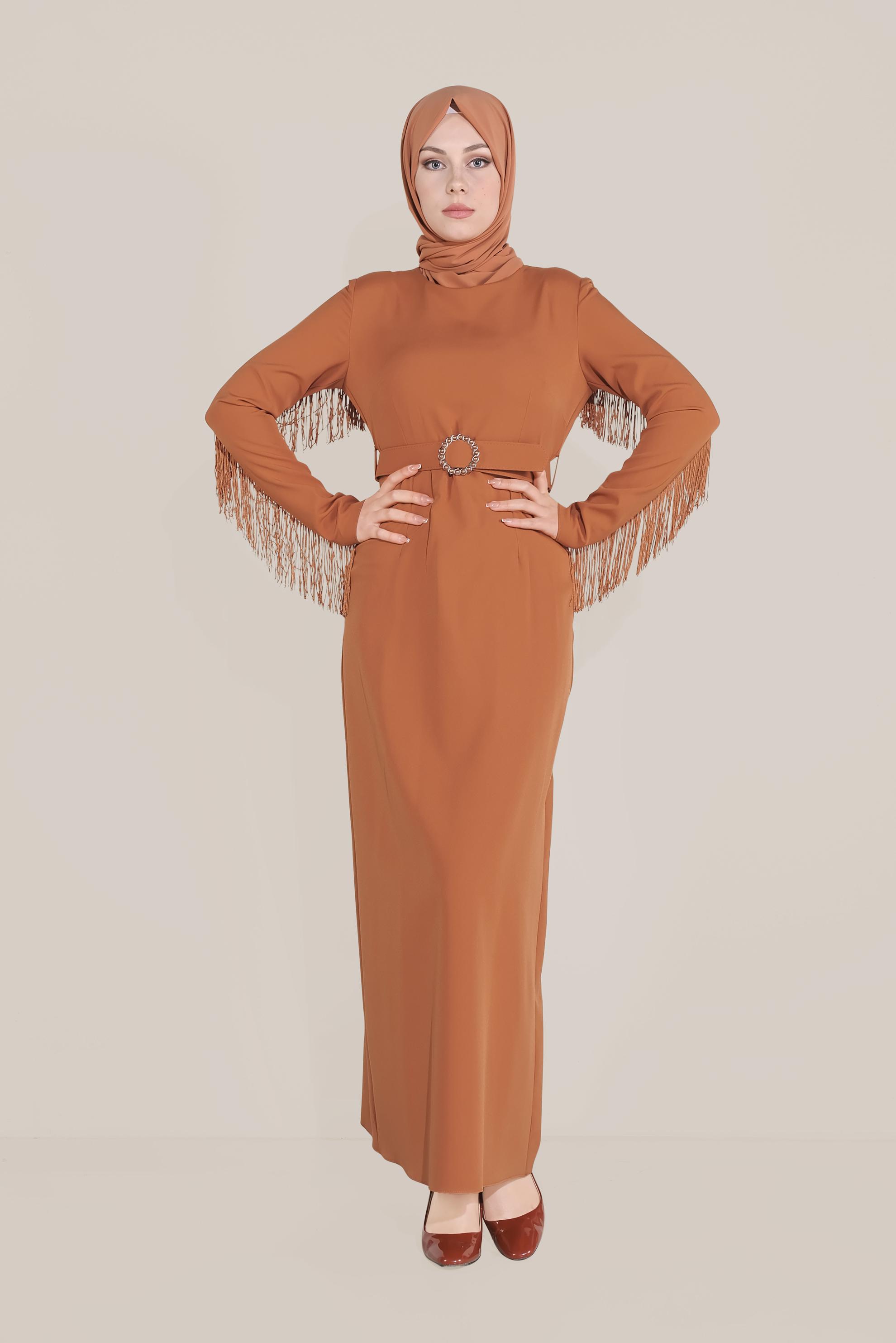 Tesettür giyim TURUNCU KOLLARI VE SIRTI PÜSKÜLLÜ KEMERLİ ELBİSE 40626