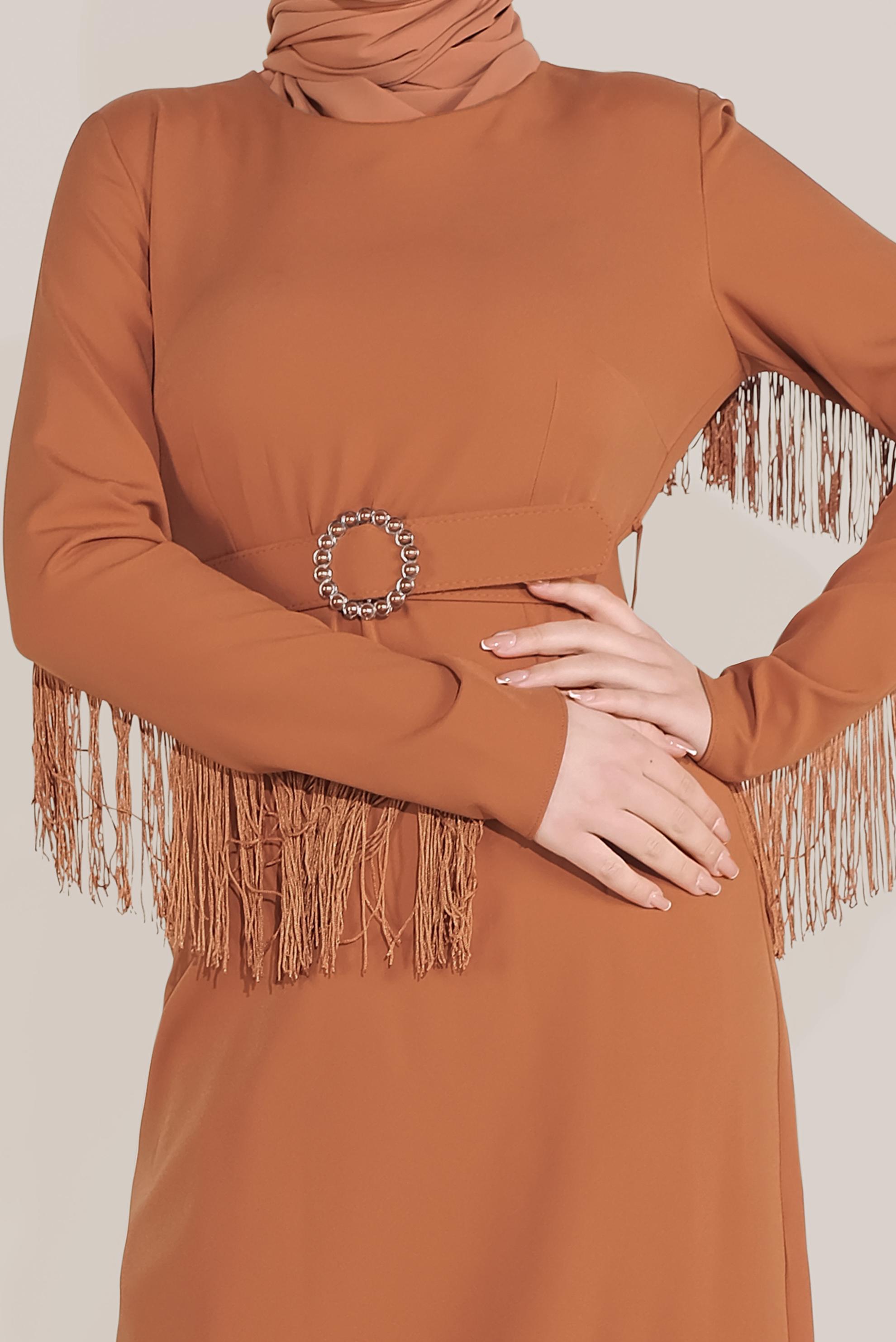 Tesettür giyim TURUNCU KOLLARI VE SIRTI PÜSKÜLLÜ KEMERLİ ELBİSE 40626