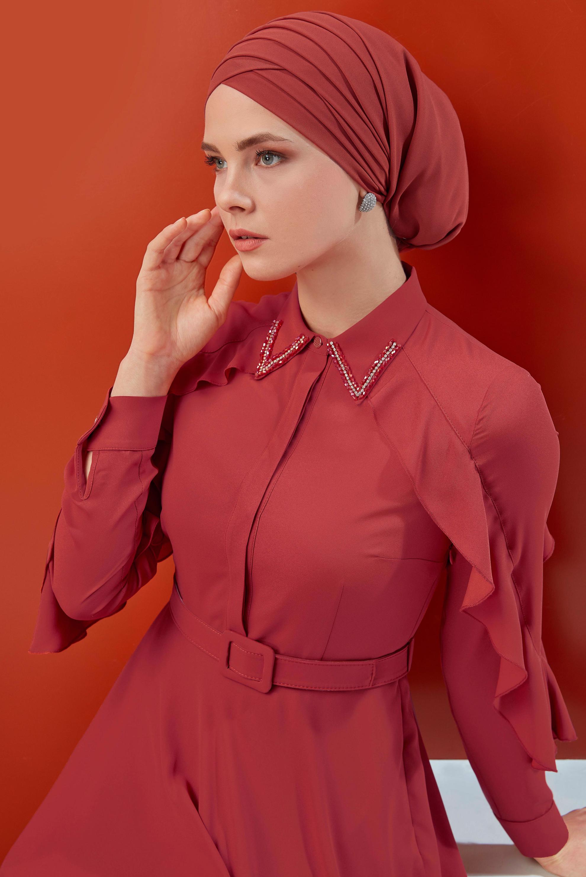 Tesettür giyim KIRMIZI YAKASI BONCUK İŞLEMELİ ELBİSE 40649