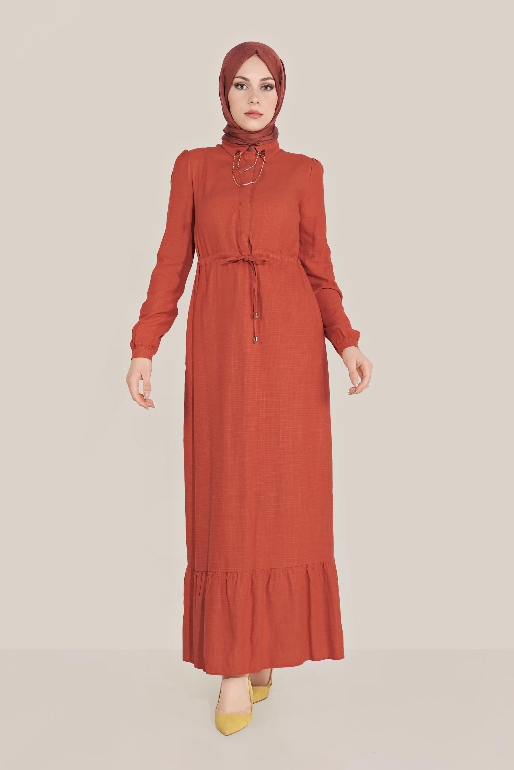 Tesettür giyim KIRMIZI YAKA DETAYLI BELDEN BAĞLAMALI VOLANLI ELBİSE 40711