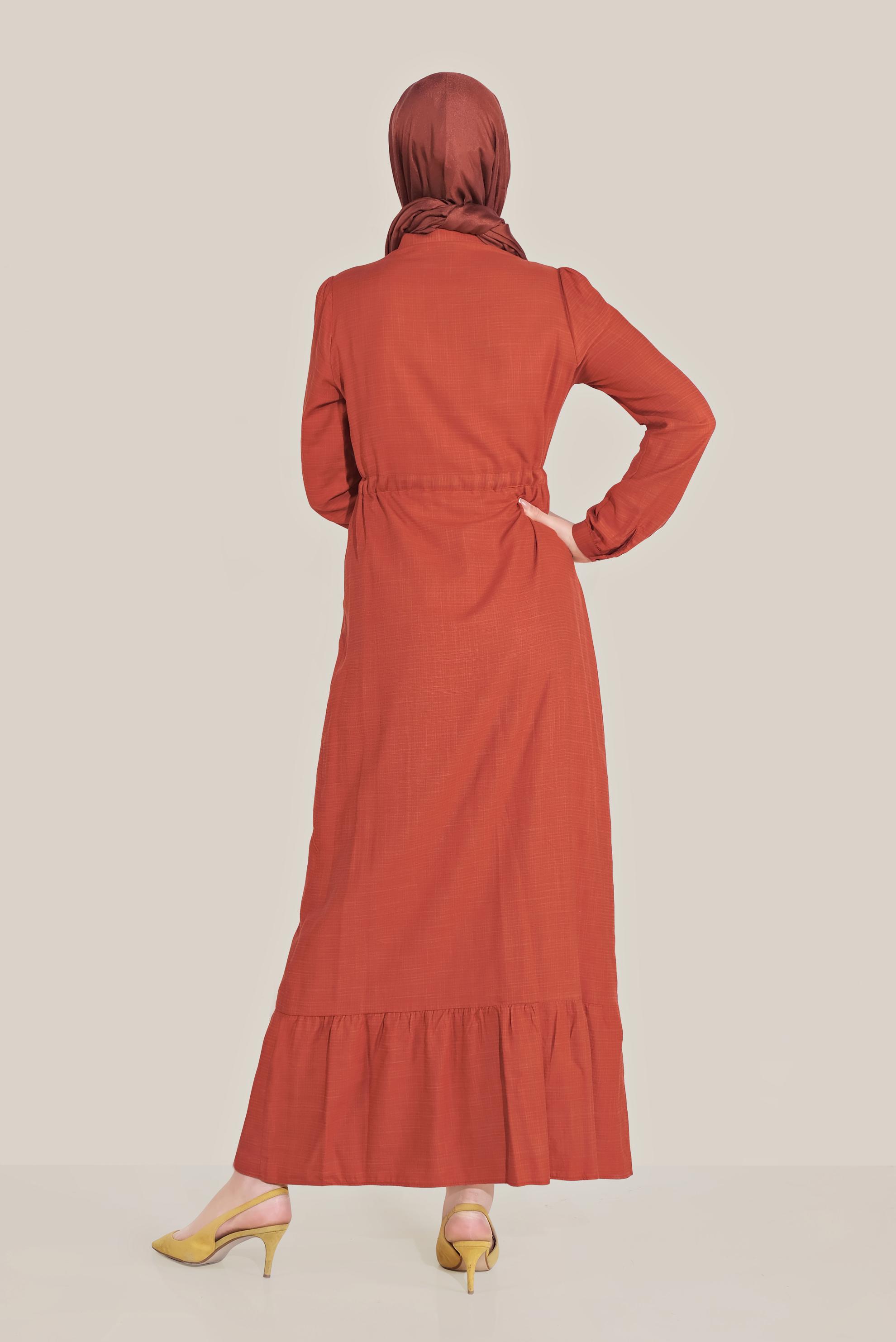 Tesettür giyim KIRMIZI YAKA DETAYLI BELDEN BAĞLAMALI VOLANLI ELBİSE 40711