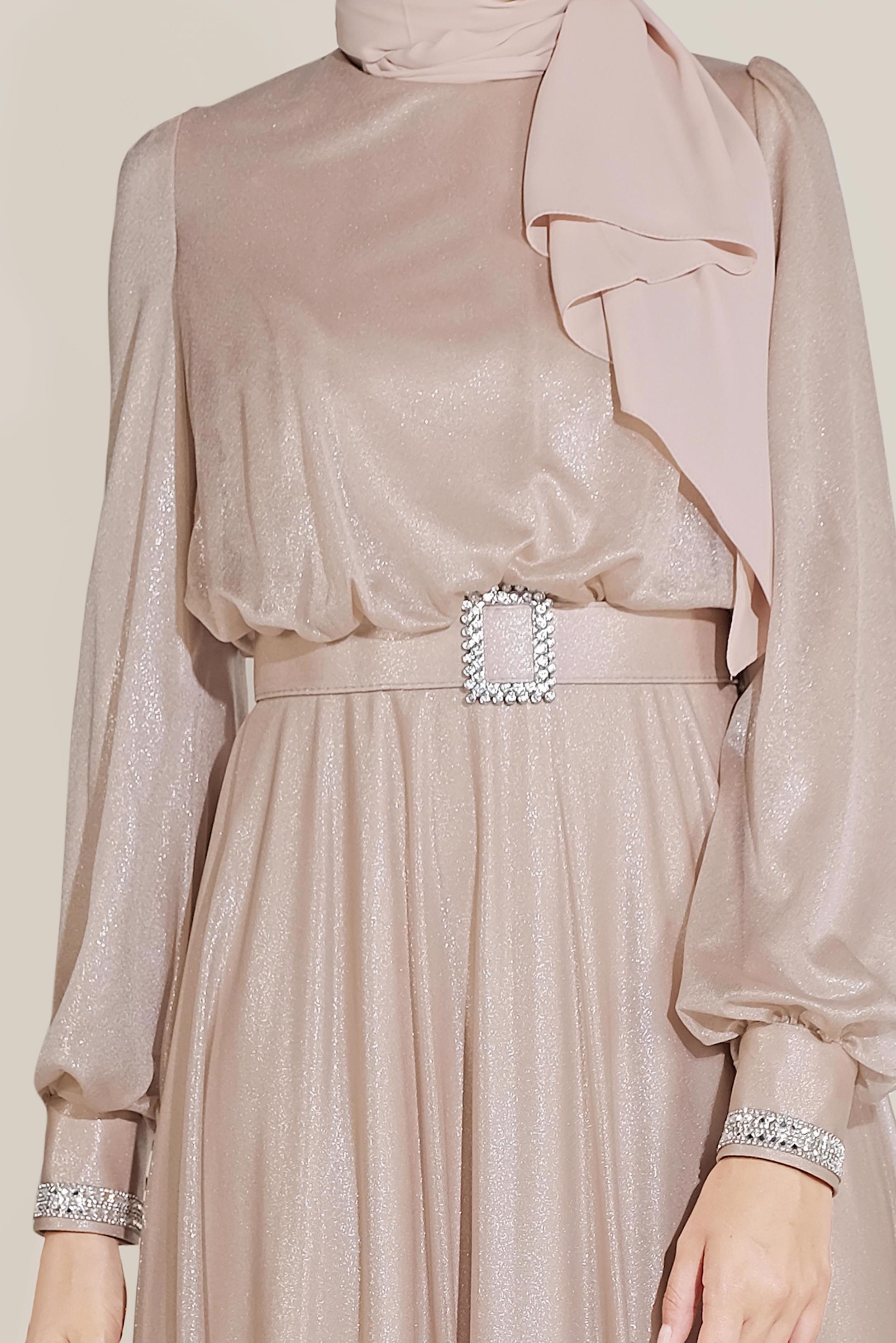 Tesettür giyim BEJ PARLAK KUMAŞ KEMERLİ ELBİSE 40736