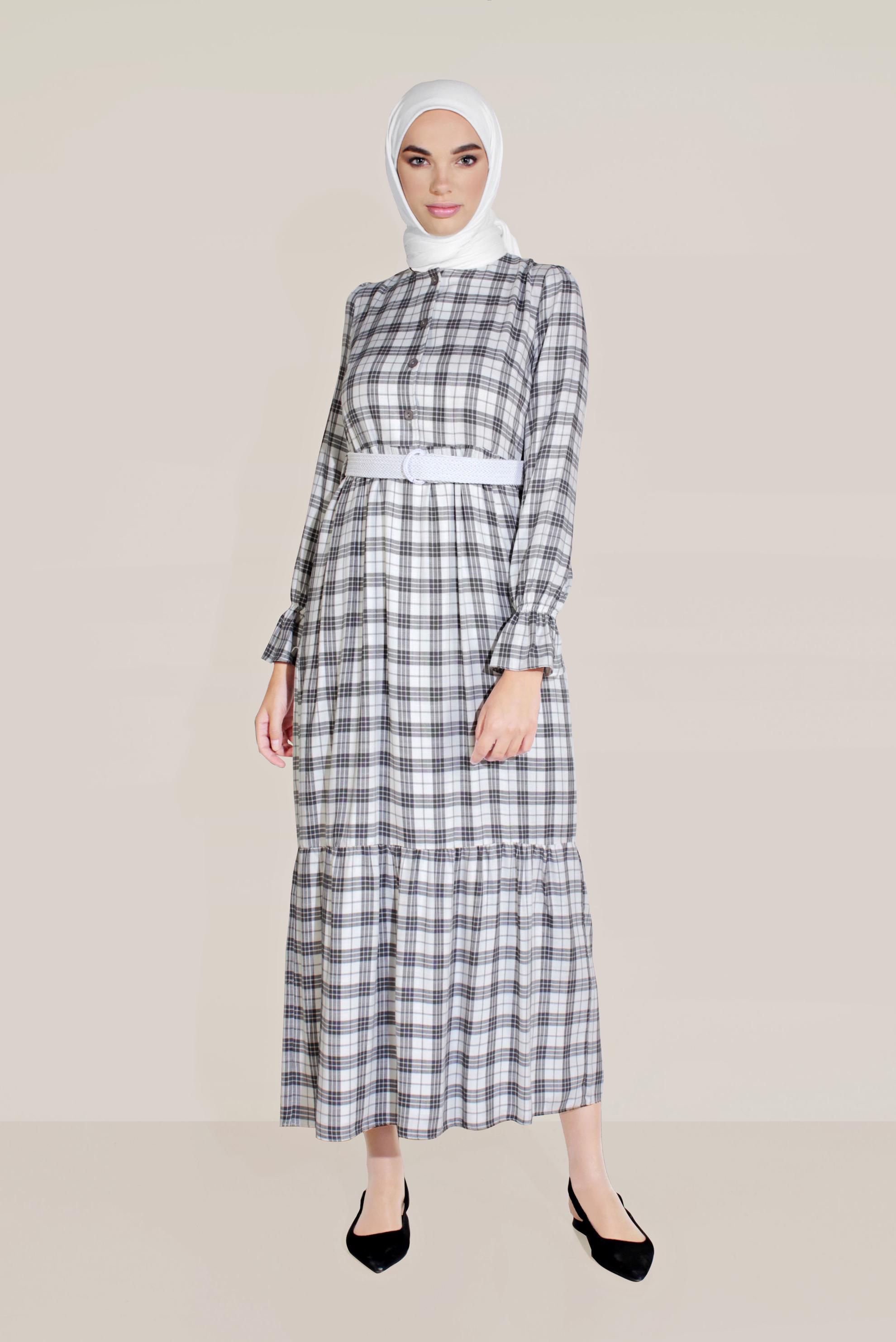 Tesettür giyim SİYAH KEMERLİ VOLANLI EKOSE ELBİSE 40768