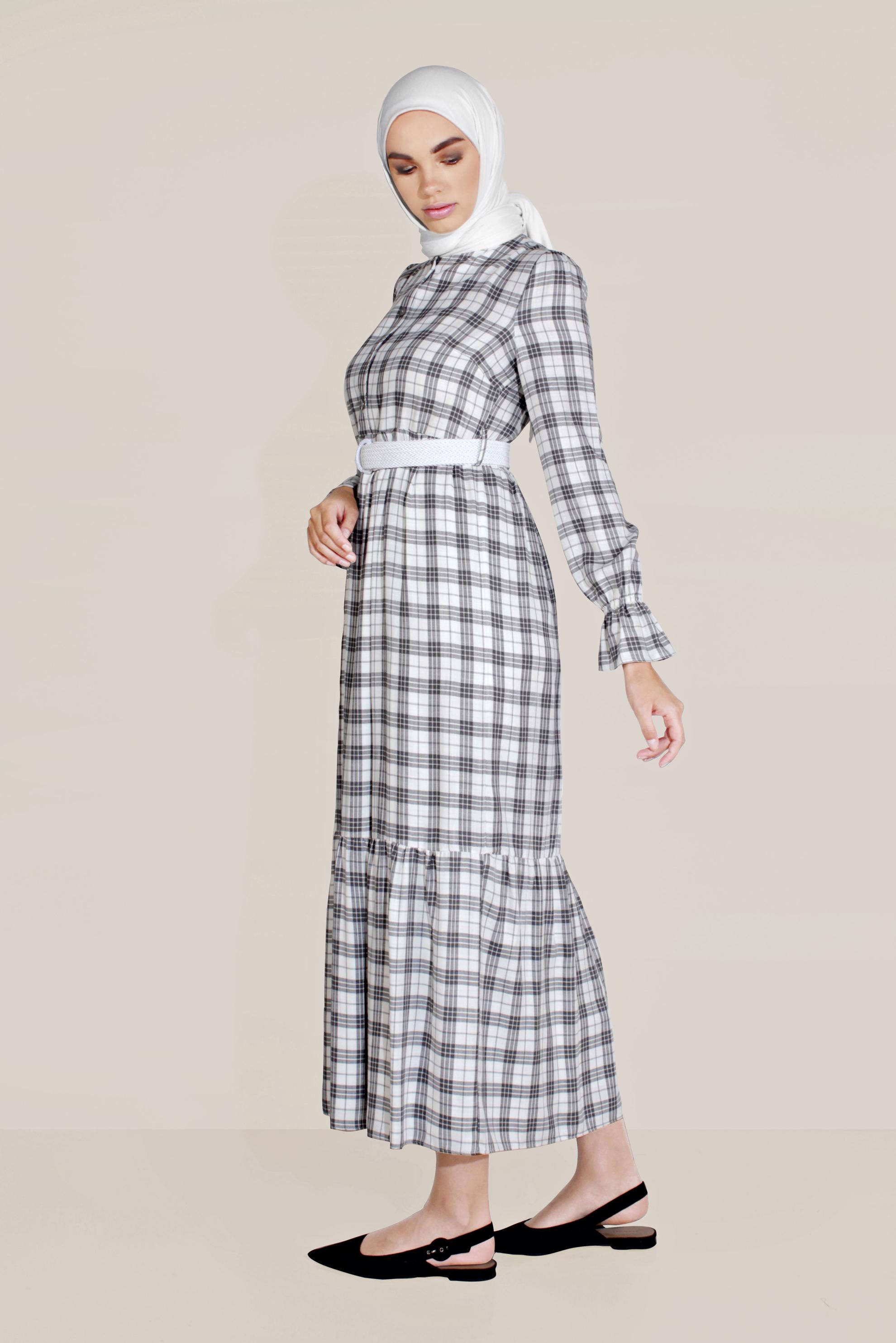 Tesettür giyim SİYAH KEMERLİ VOLANLI EKOSE ELBİSE 40768