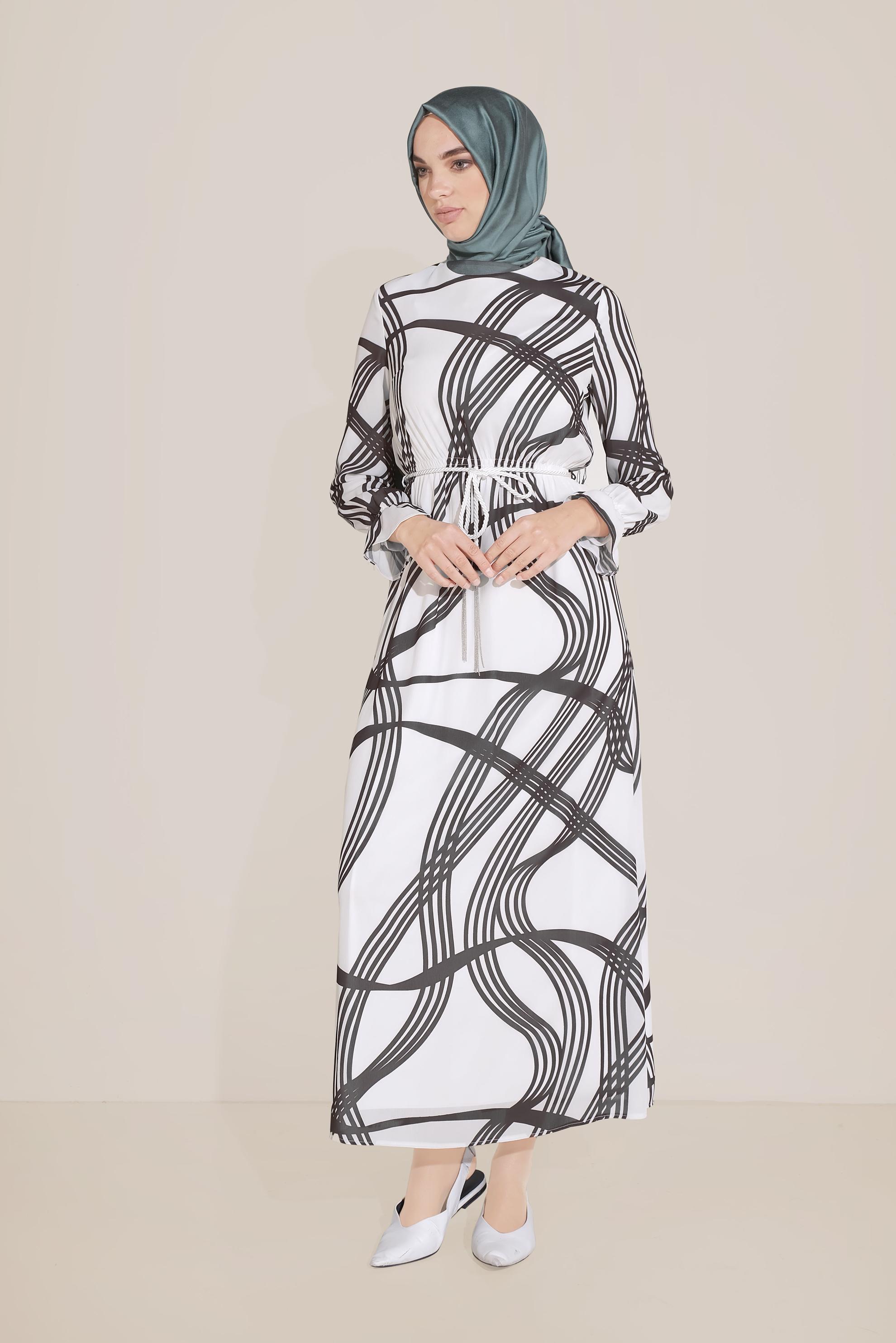 Tesettür giyim SİYAH BELDEN BAĞLAMALI DESENLİ ELBİSE 40817