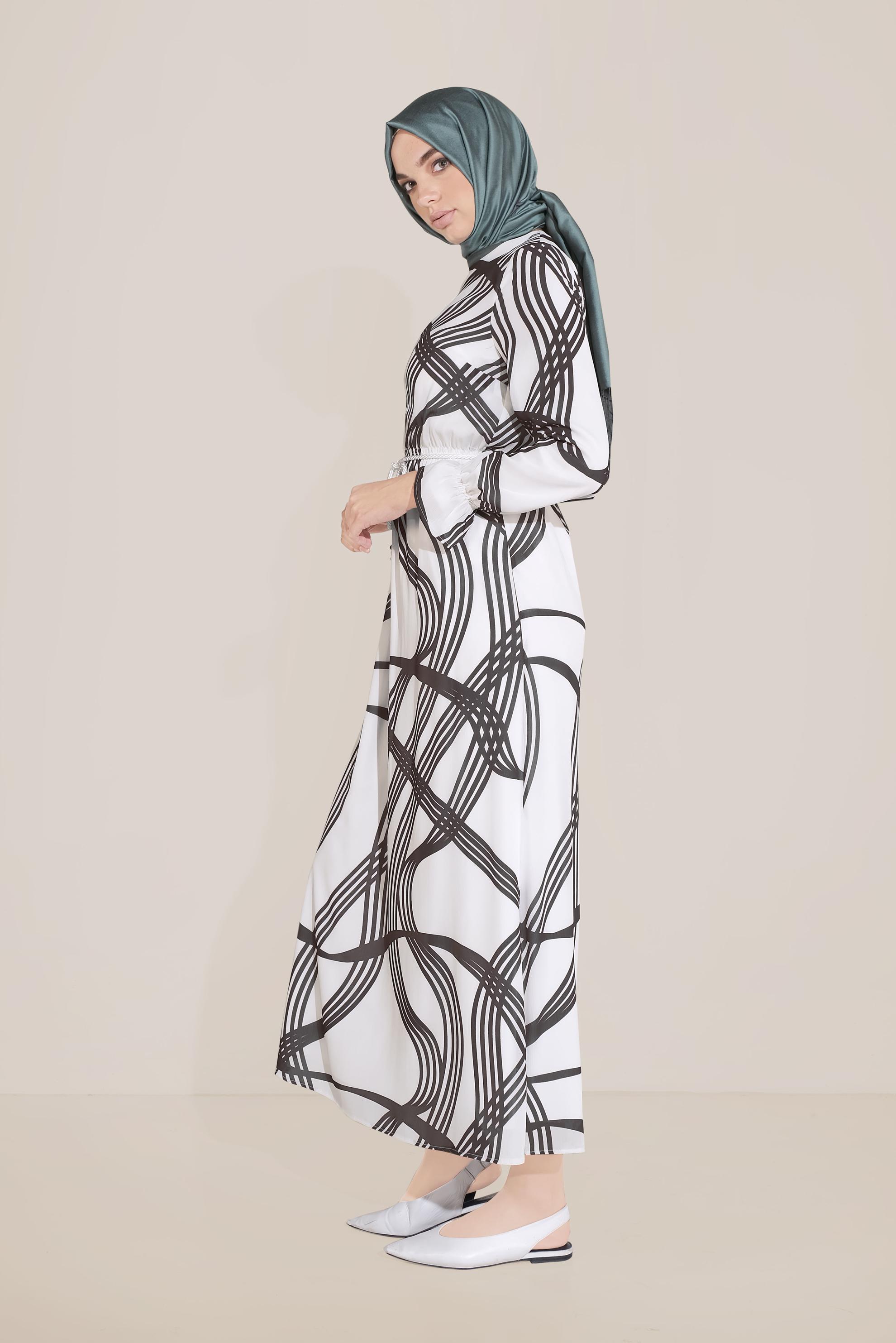 Tesettür giyim SİYAH BELDEN BAĞLAMALI DESENLİ ELBİSE 40817