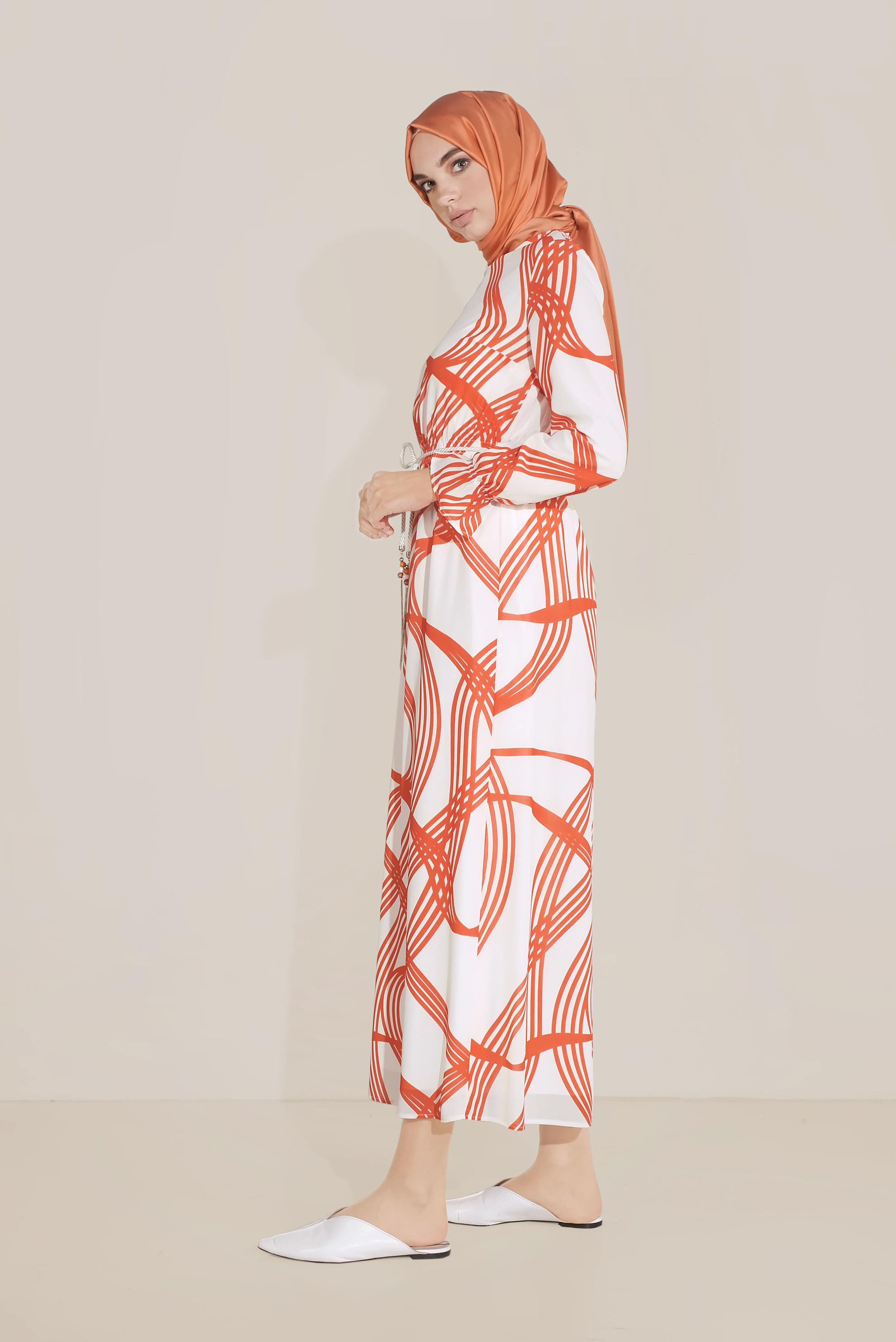 Tesettür giyim KIRMIZI BELDEN BAĞLAMALI DESENLİ ELBİSE 40817