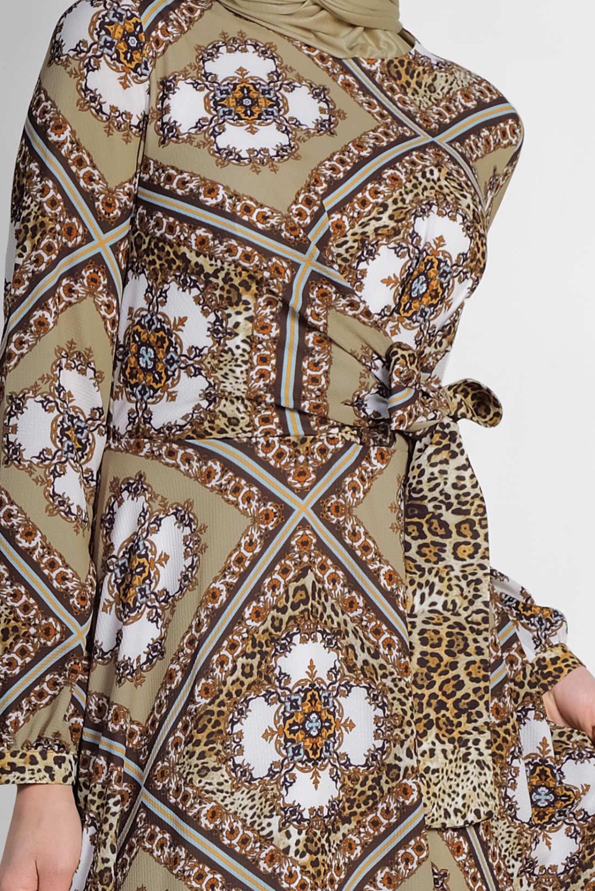 Tesettür giyim BEJ ETEĞİ VOLANLI DESENLİ ELBİSE 4087