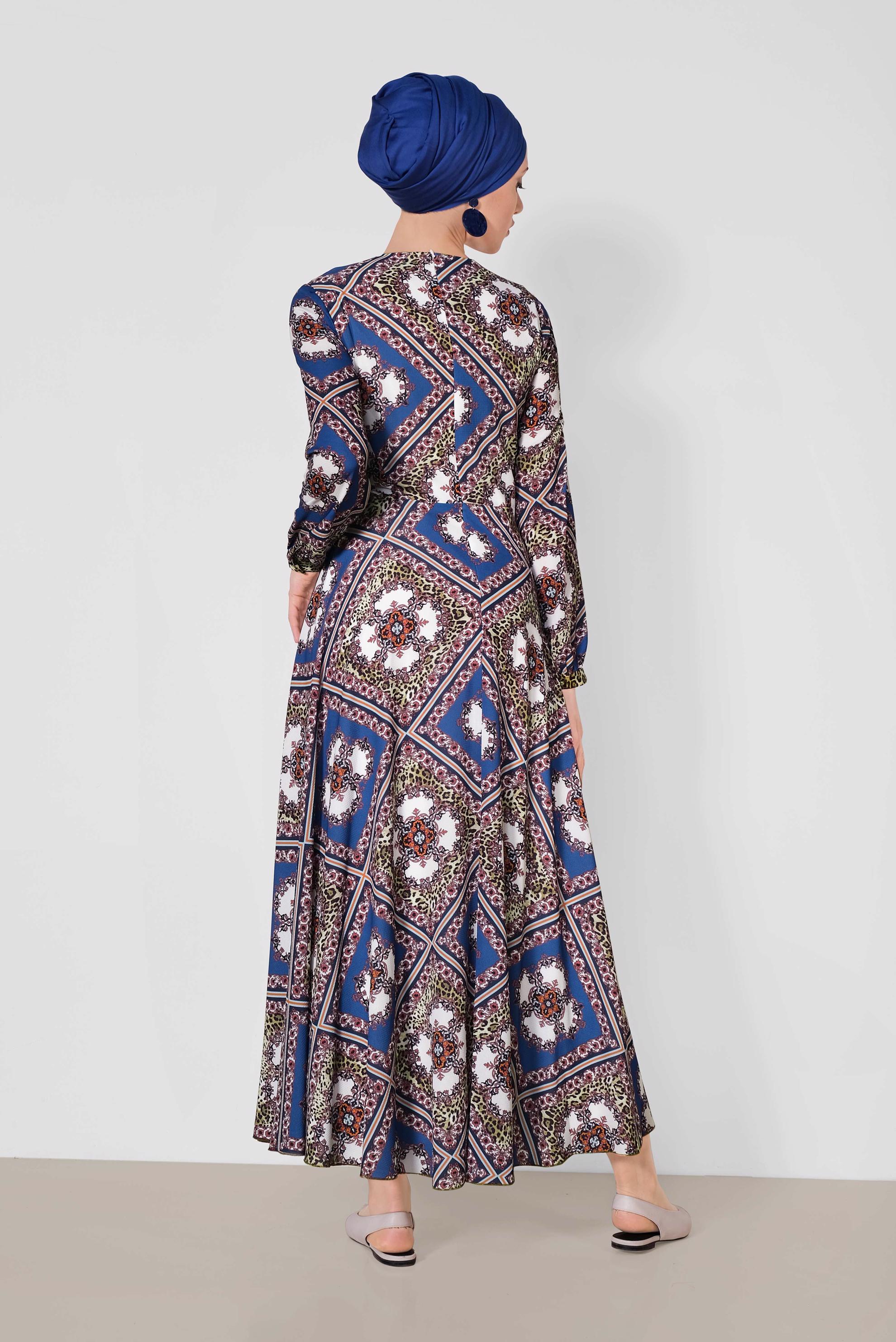 Tesettür giyim LACİVERT ETEĞİ VOLANLI DESENLİ ELBİSE 4087