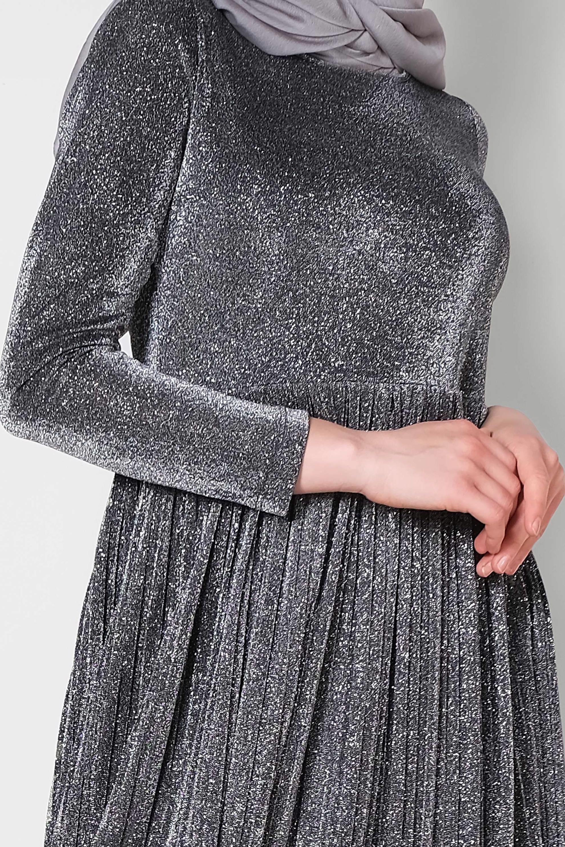 Tesettür giyim GRİ PİLİSELİ SİMLİ ELBİSE 4126