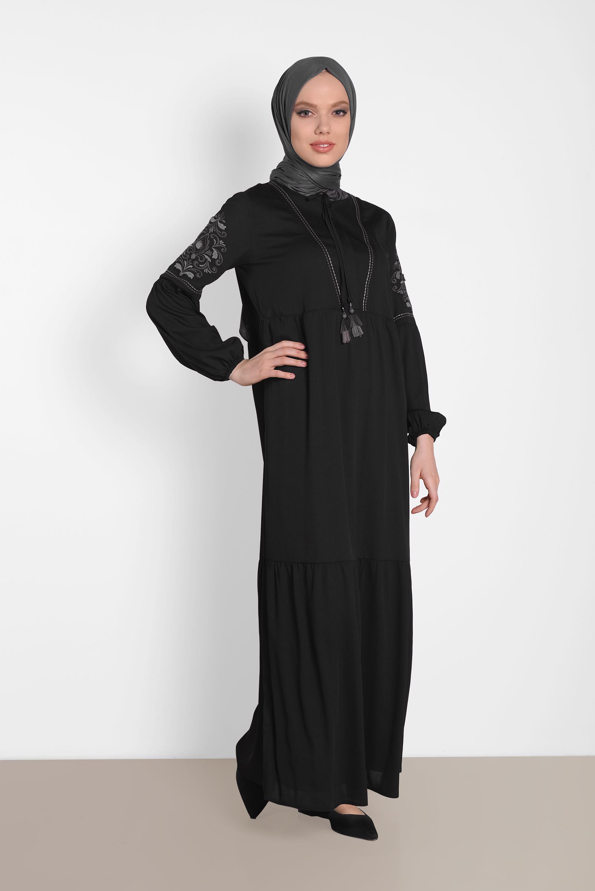 Tesettür giyim SİYAH KOLLARI NAKIŞLI ELBİSE 4439