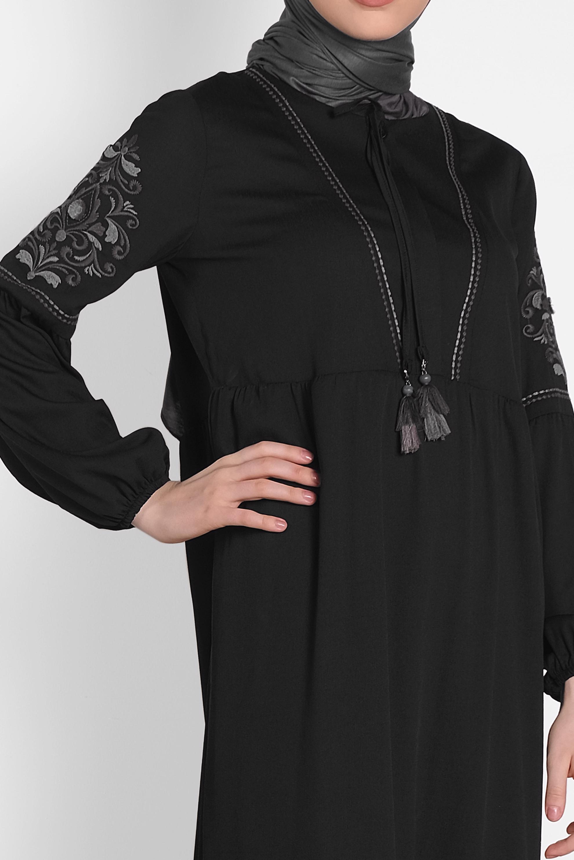Tesettür giyim SİYAH KOLLARI NAKIŞLI ELBİSE 4439