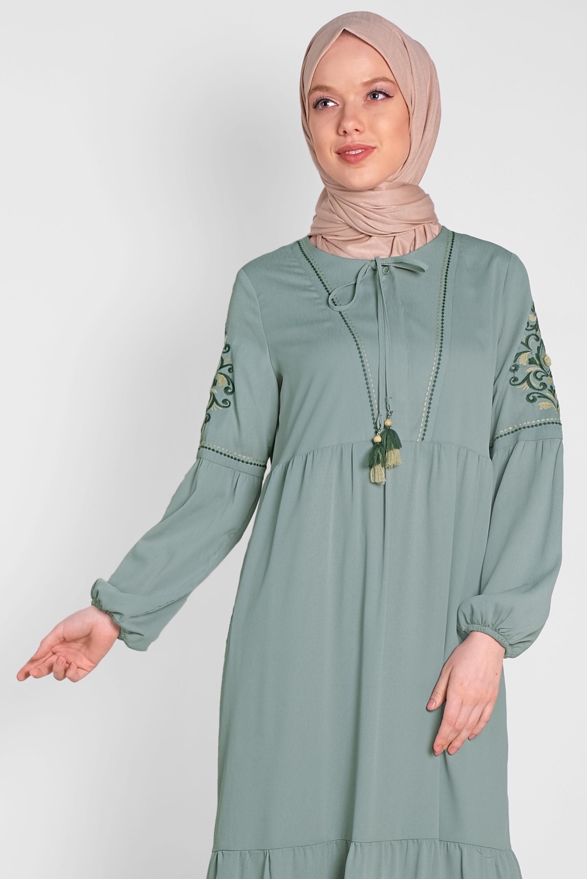 Tesettür giyim YEŞİL KOLLARI NAKIŞLI ELBİSE 4439