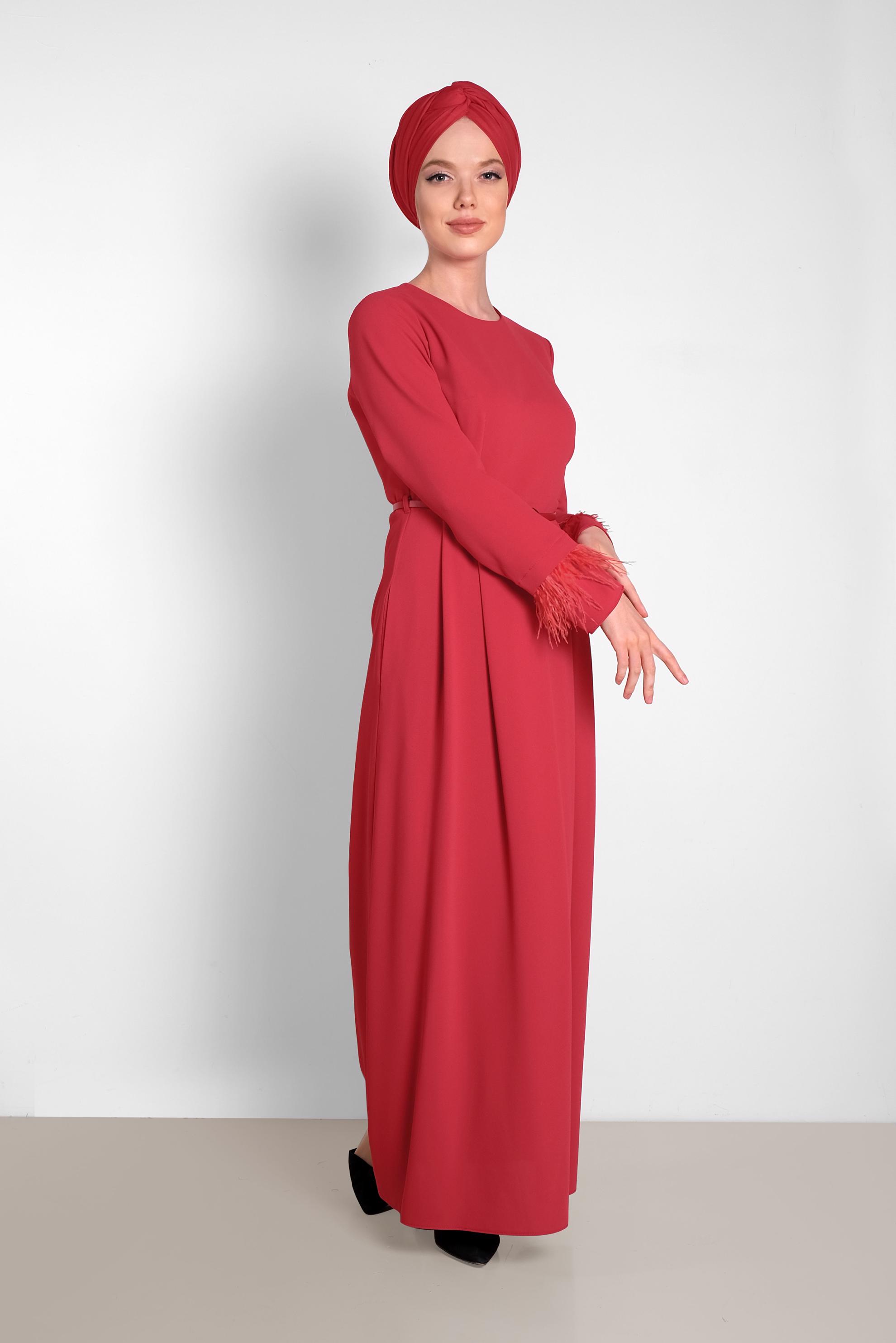 Tesettür giyim KIRMIZI TÜY DETAYLI ELBİSE 4465