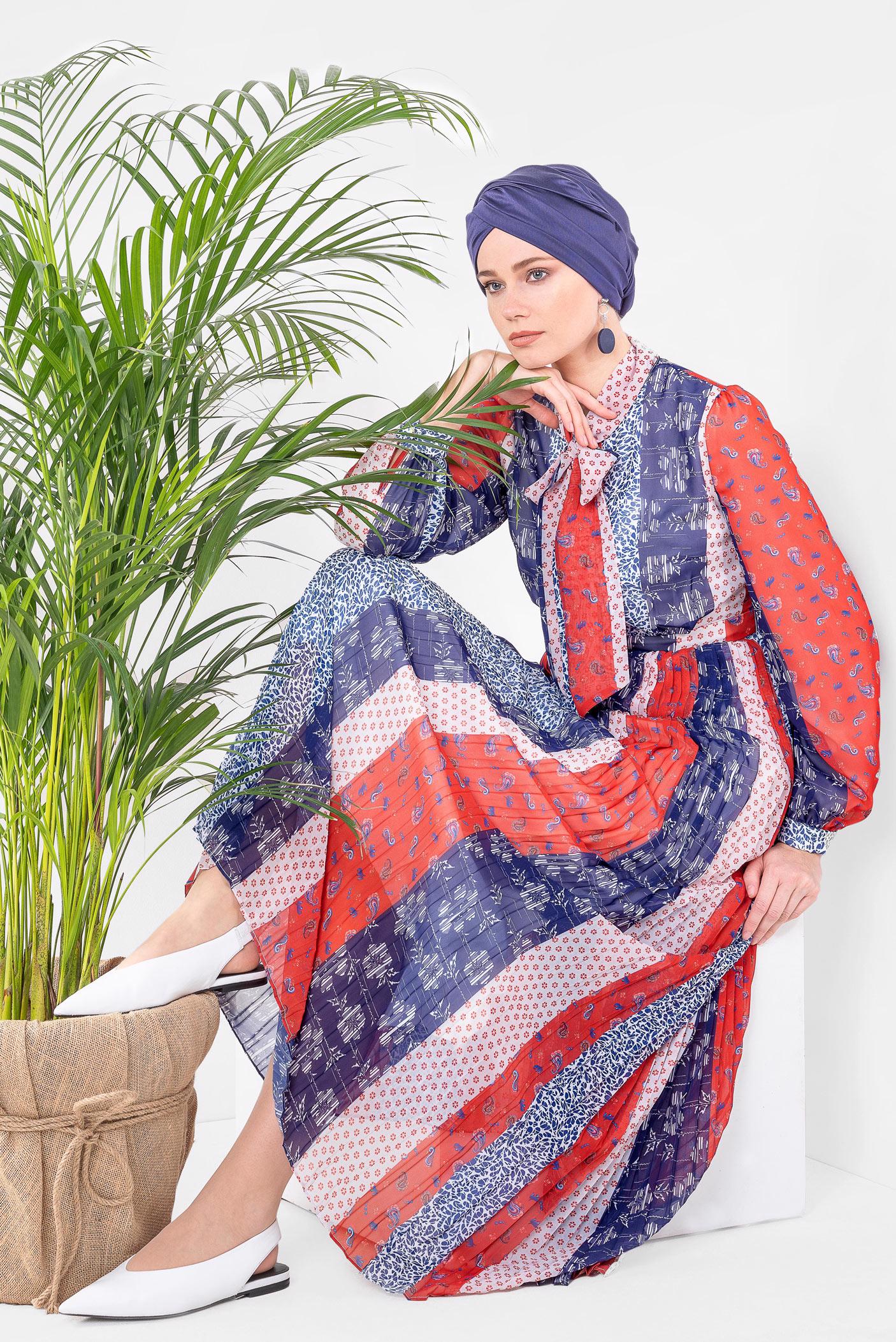 Tesettür giyim KIRMIZI ETEĞİ PİLİSELİ DESENLİ ELBİSE 4969