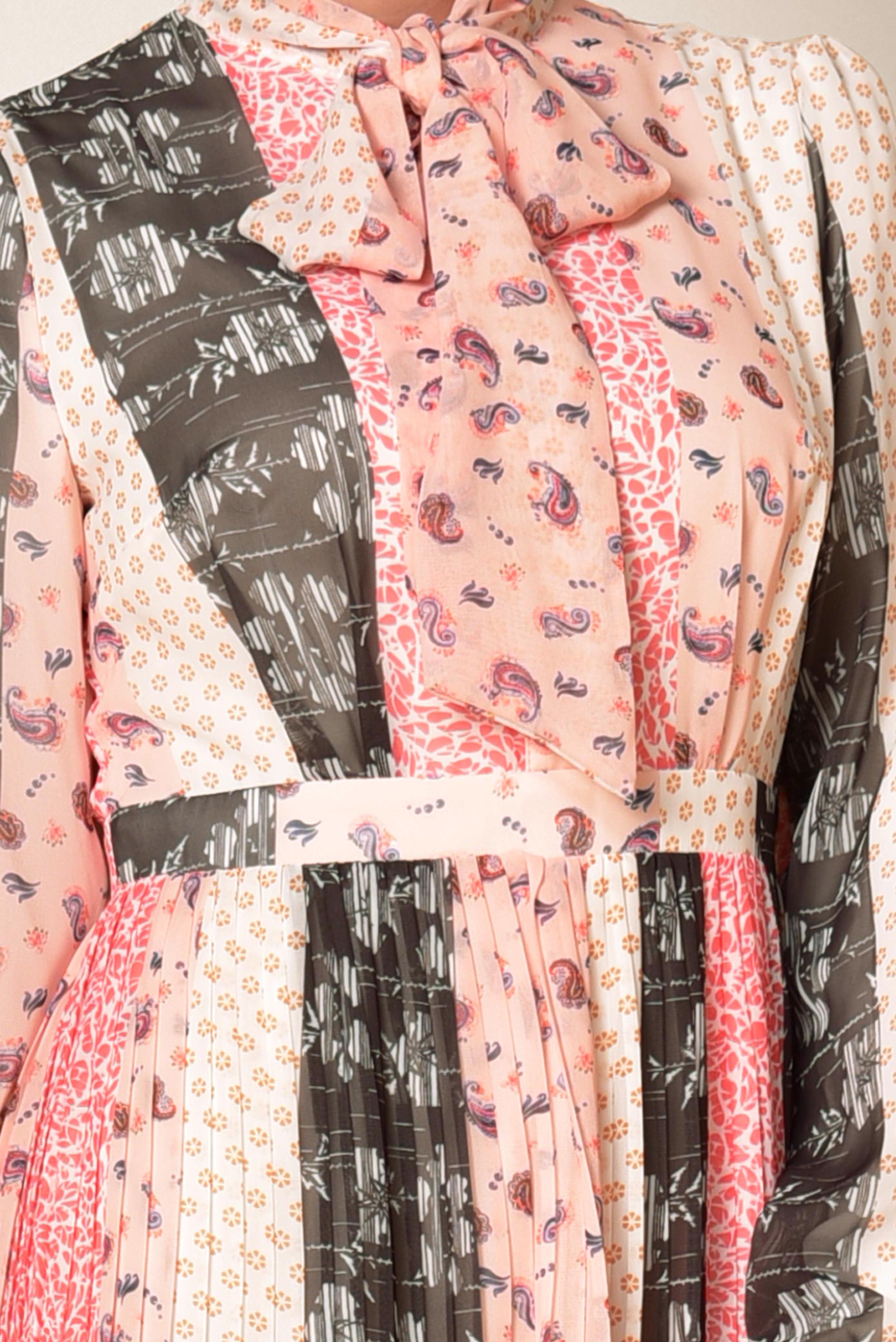 Tesettür giyim PUDRA ETEĞİ PİLİSELİ DESENLİ ELBİSE 4969