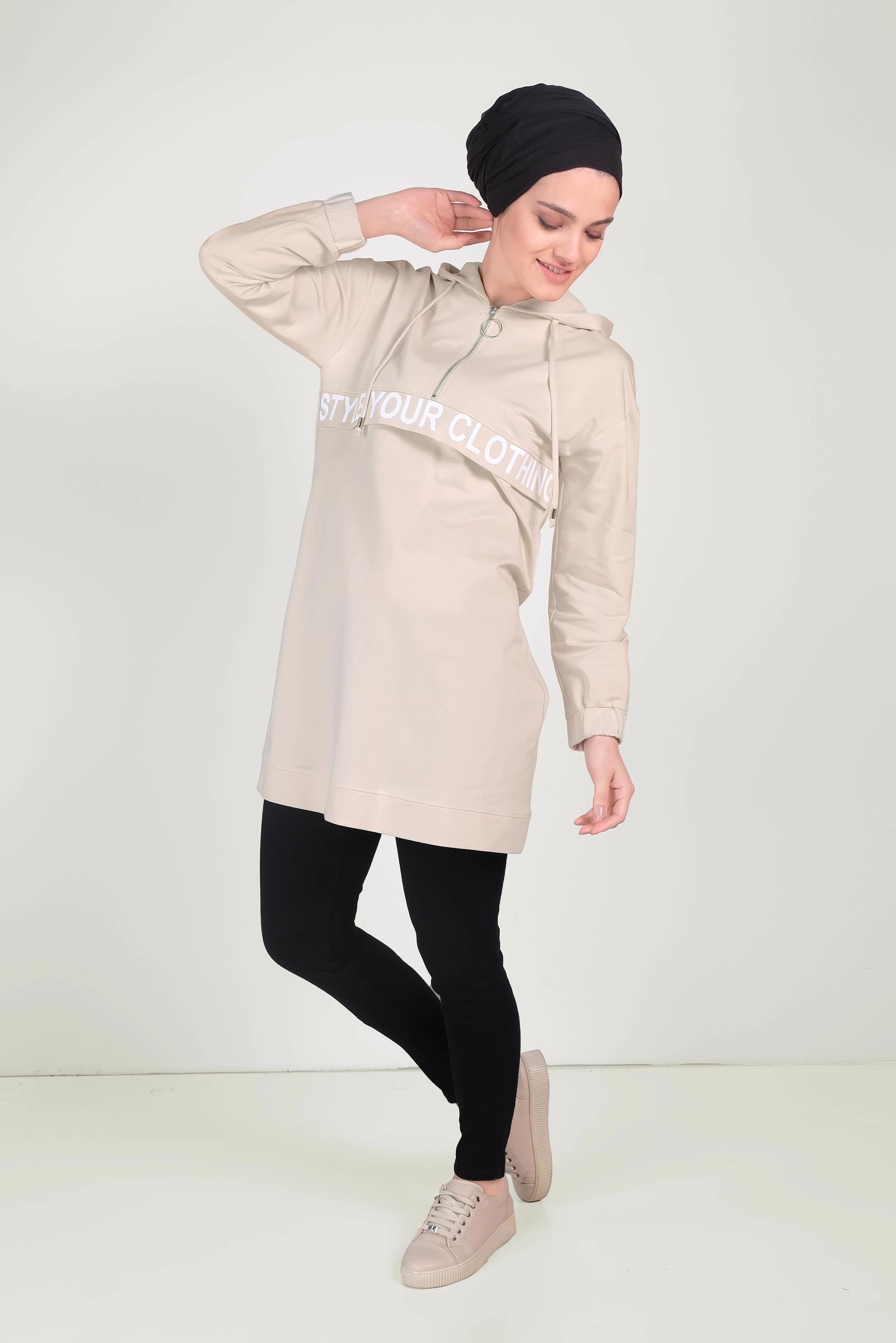 Tesettür giyim BEJ YAZI DETAYLI KAPÜŞONLU EŞOFMAN TUNİK 40573