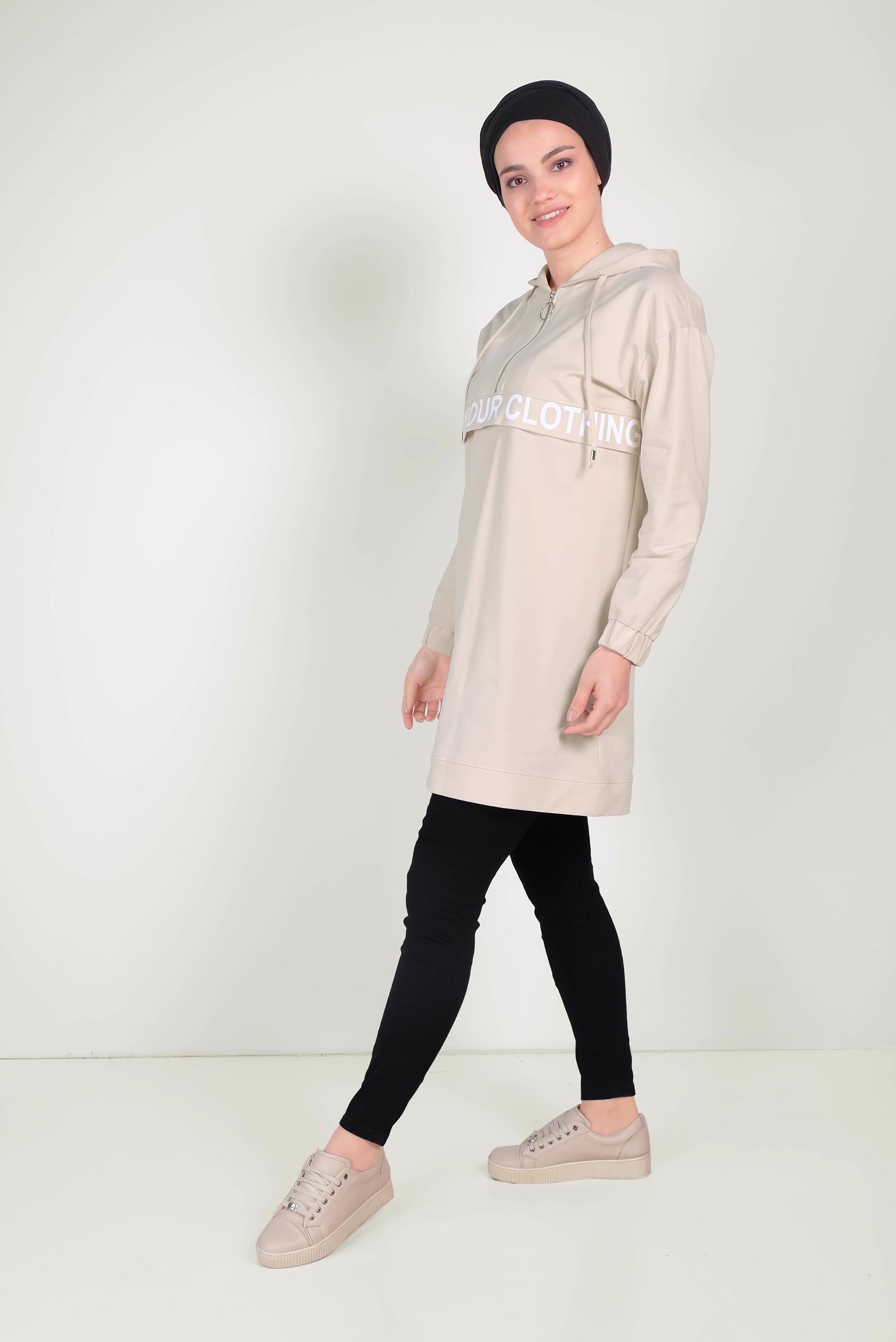 Tesettür giyim BEJ YAZI DETAYLI KAPÜŞONLU EŞOFMAN TUNİK 40573