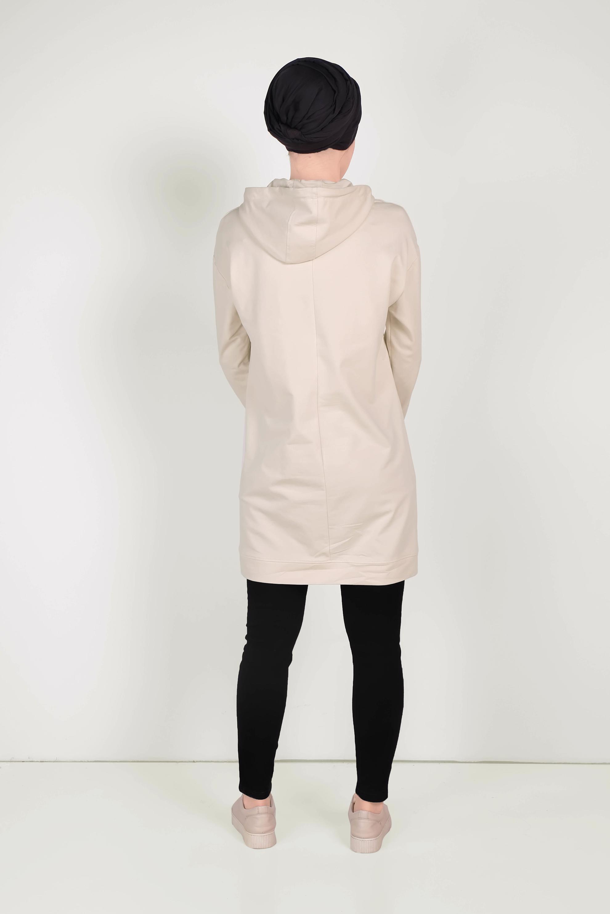 Tesettür giyim BEJ YAZI DETAYLI KAPÜŞONLU EŞOFMAN TUNİK 40573