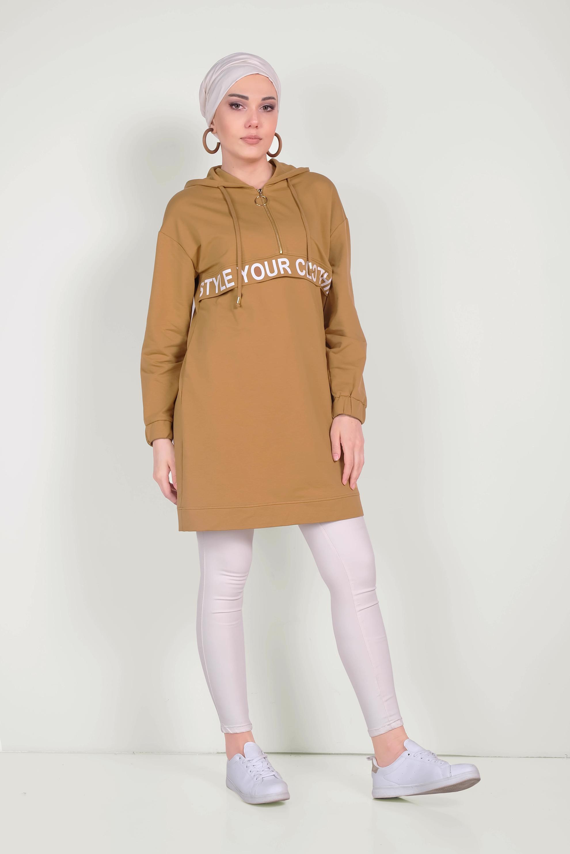 Tesettür giyim SARI YAZI DETAYLI KAPÜŞONLU EŞOFMAN TUNİK 40573