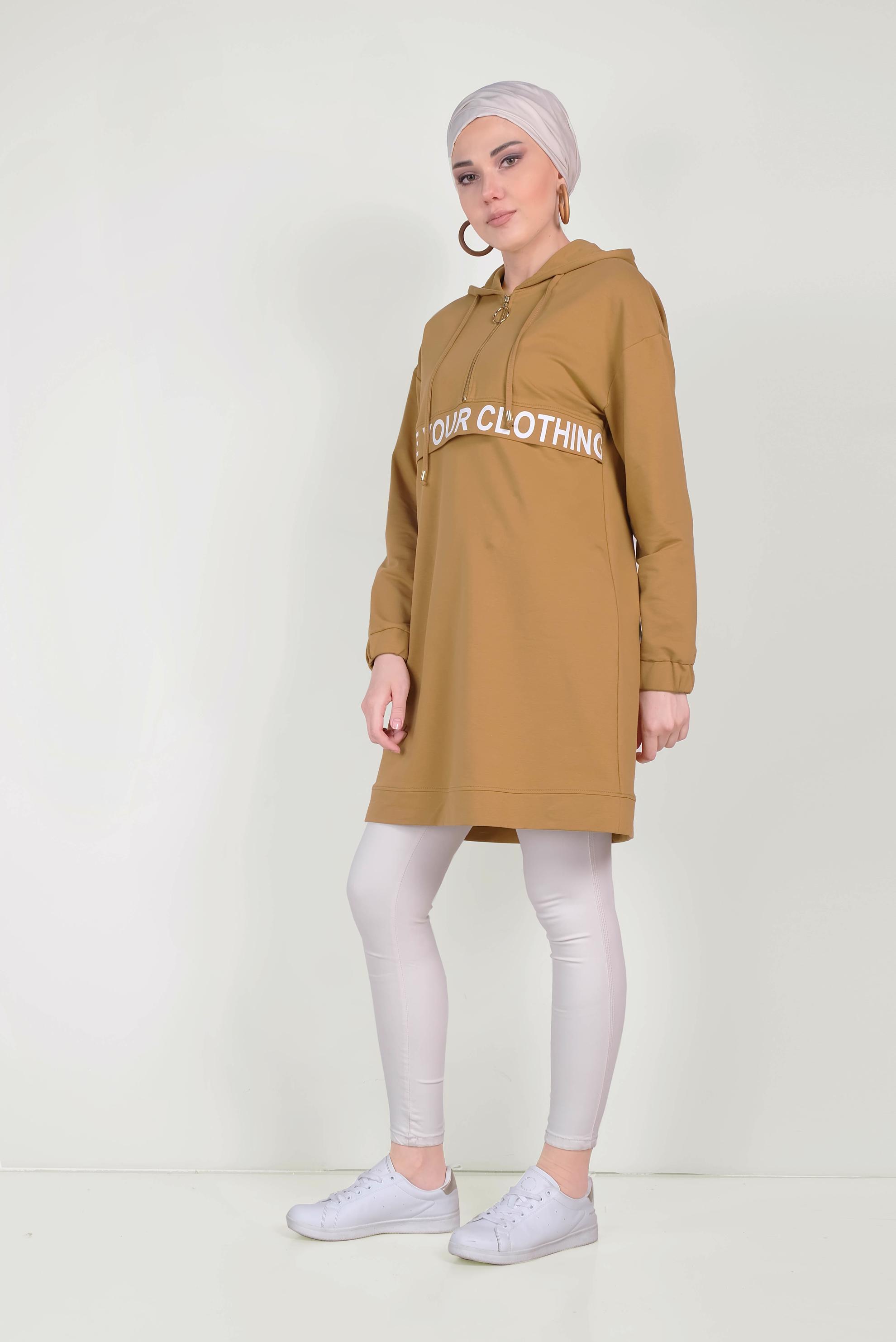 Tesettür giyim SARI YAZI DETAYLI KAPÜŞONLU EŞOFMAN TUNİK 40573