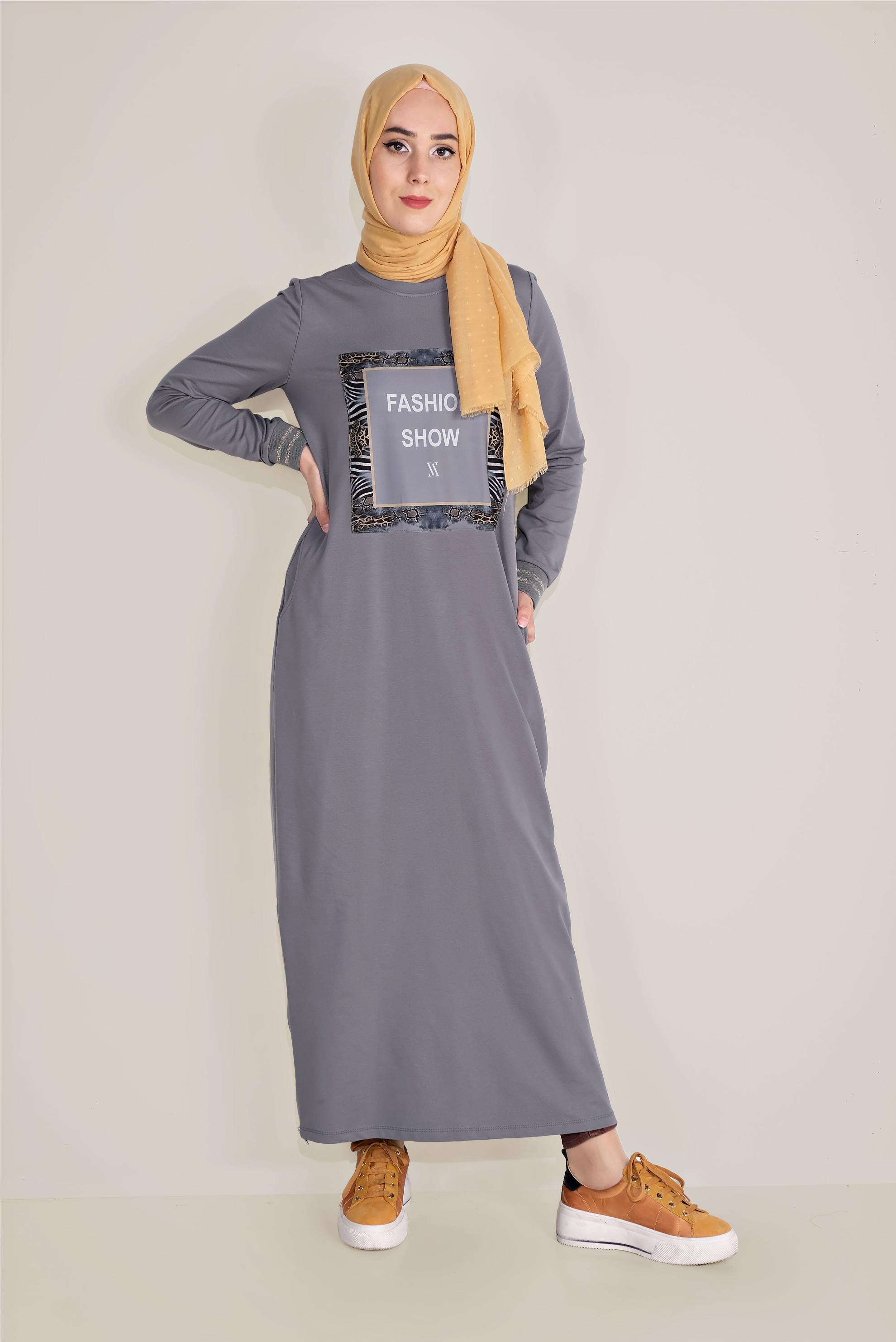 Vêtements hijab GRIS ROBE COMME SURVÊTEMENT EN COTON ÉCRITURE IMPRIMÉ 40609