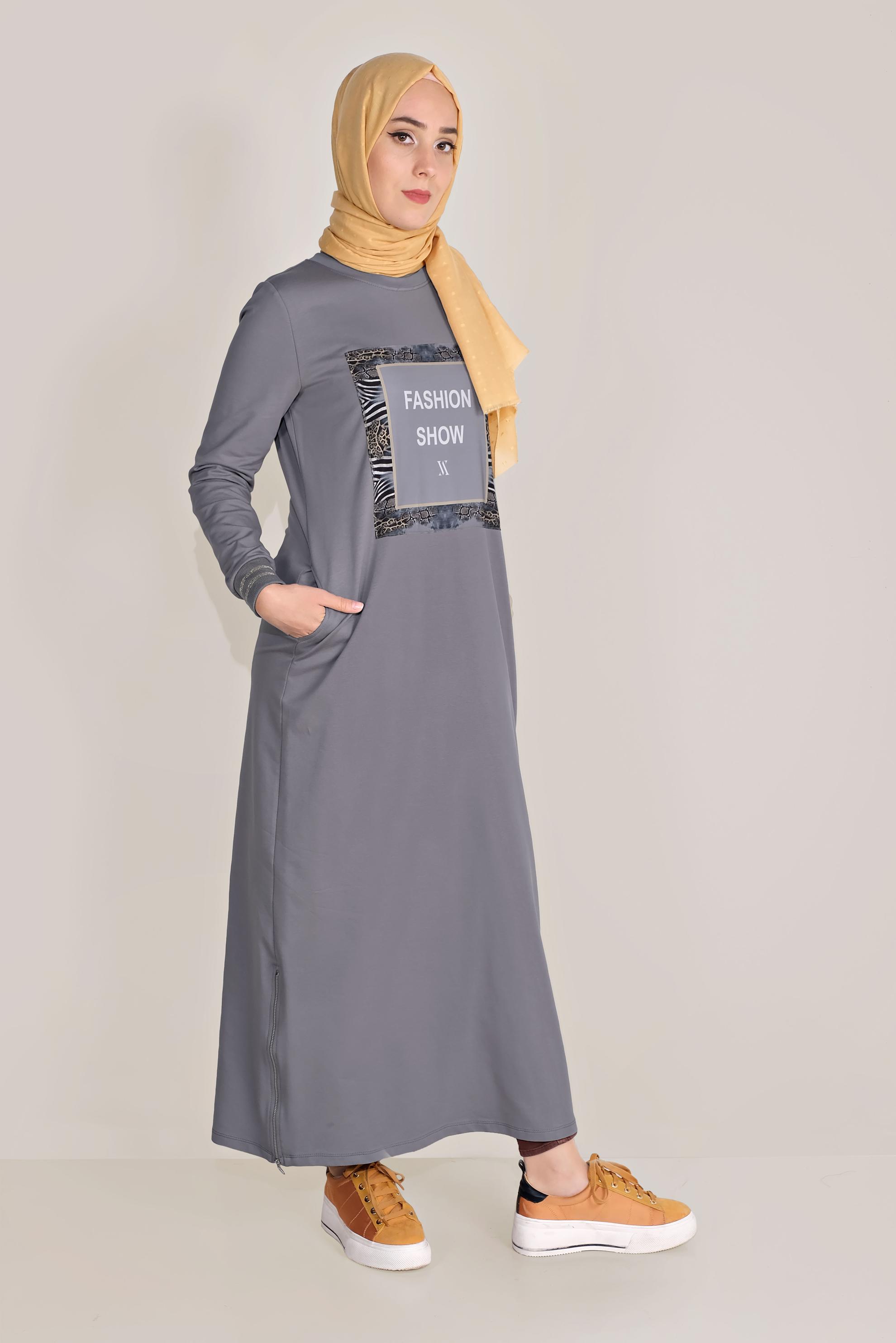 Vêtements hijab GRIS ROBE COMME SURVÊTEMENT EN COTON ÉCRITURE IMPRIMÉ 40609