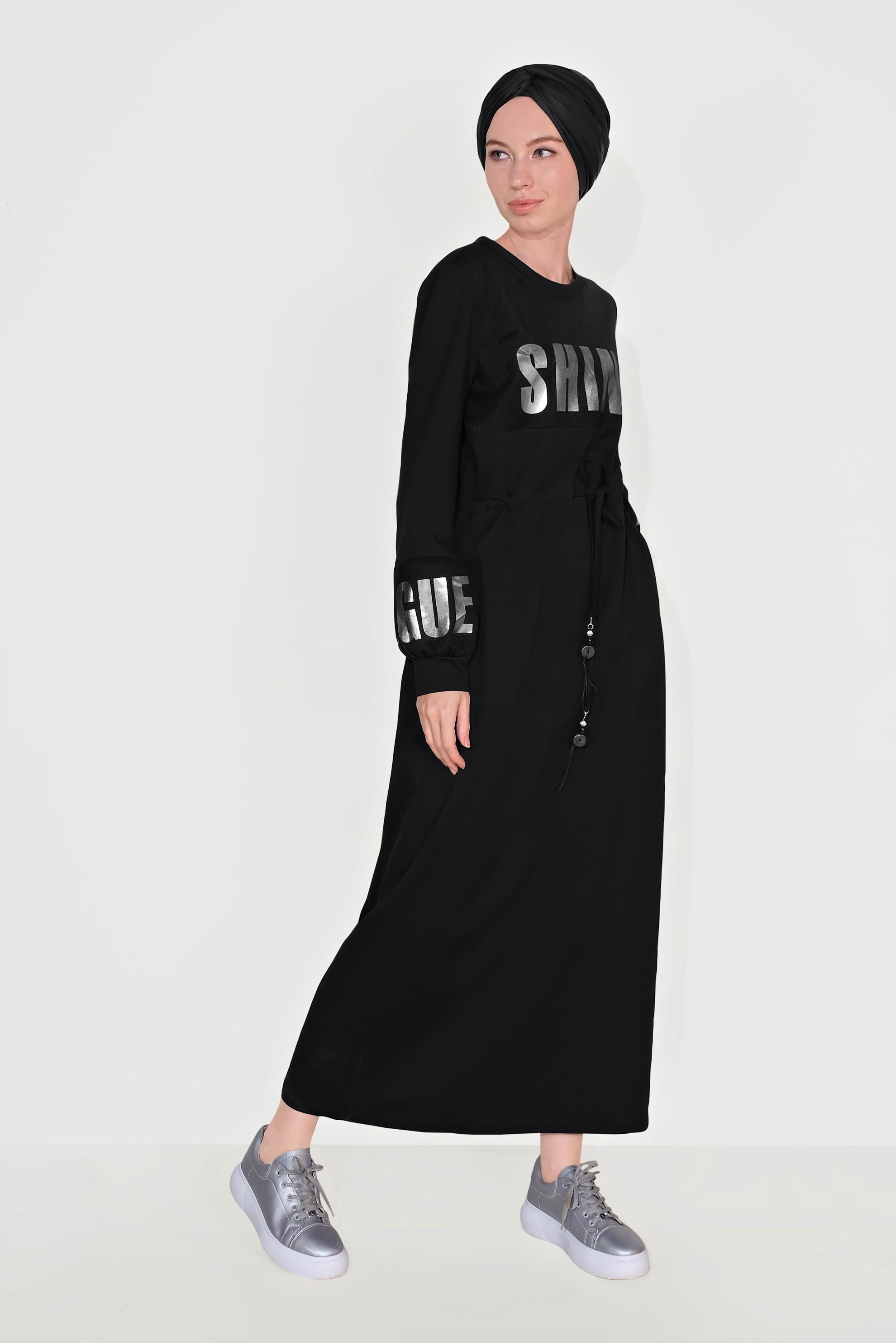 Tesettür giyim SİYAH BELDEN BAĞCIKLI YAZI BASKILI EŞOFMAN ELBİSE 40652