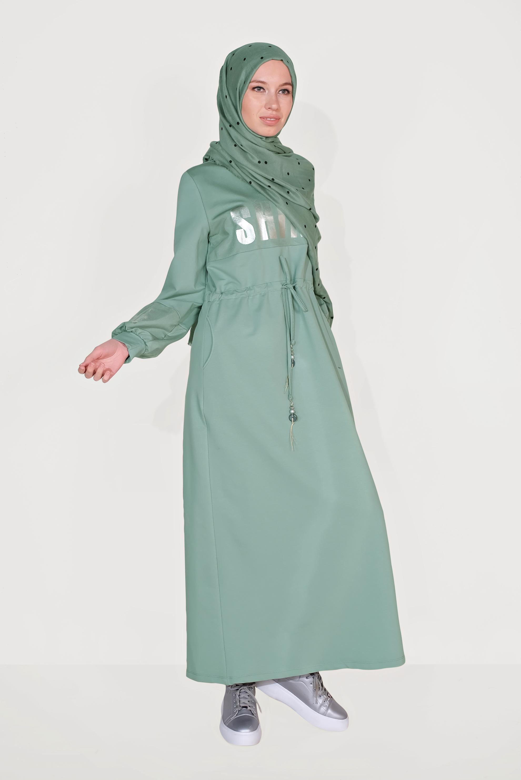 Tesettür giyim YEŞİL BELDEN BAĞCIKLI YAZI BASKILI EŞOFMAN ELBİSE 40652