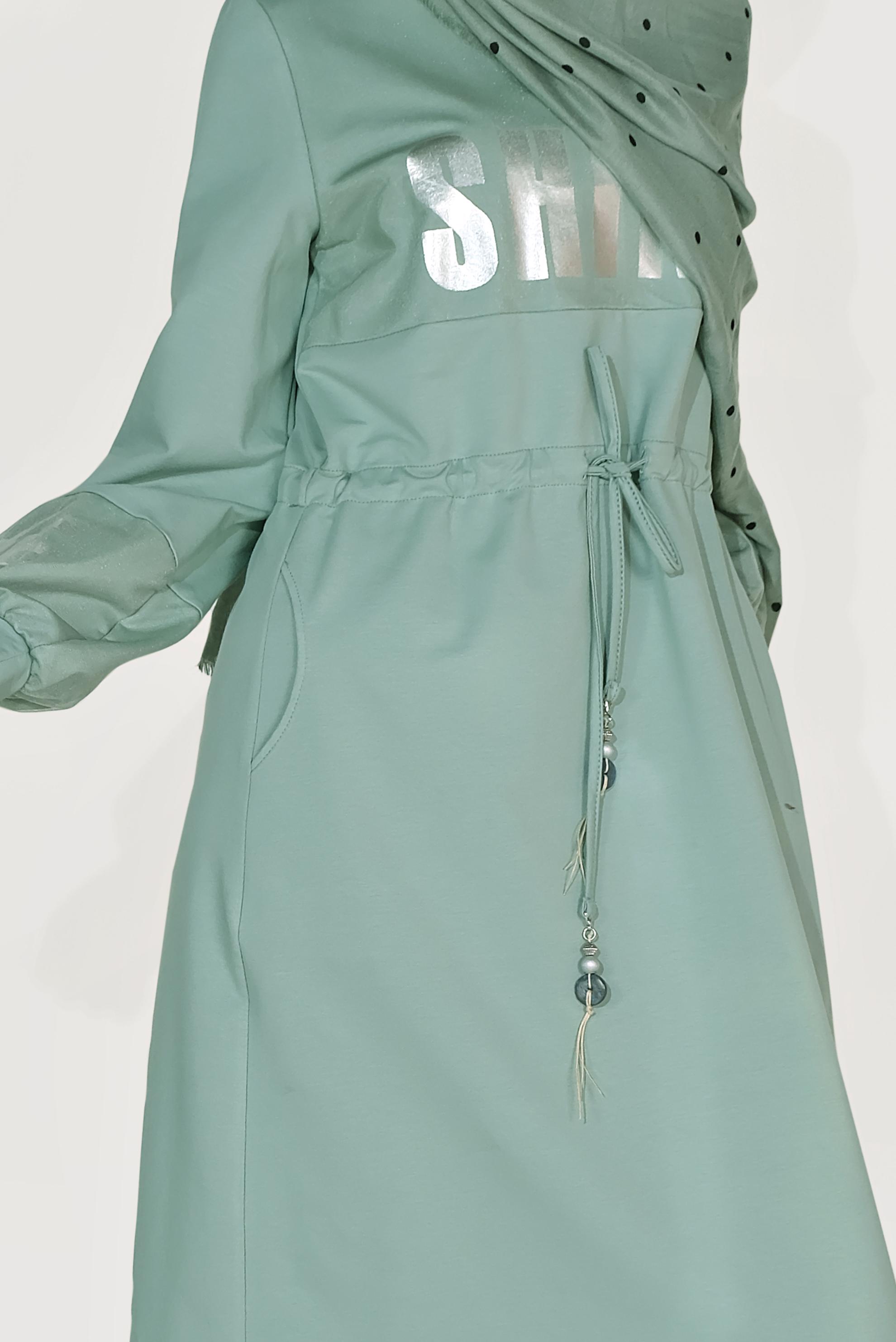 Tesettür giyim YEŞİL BELDEN BAĞCIKLI YAZI BASKILI EŞOFMAN ELBİSE 40652