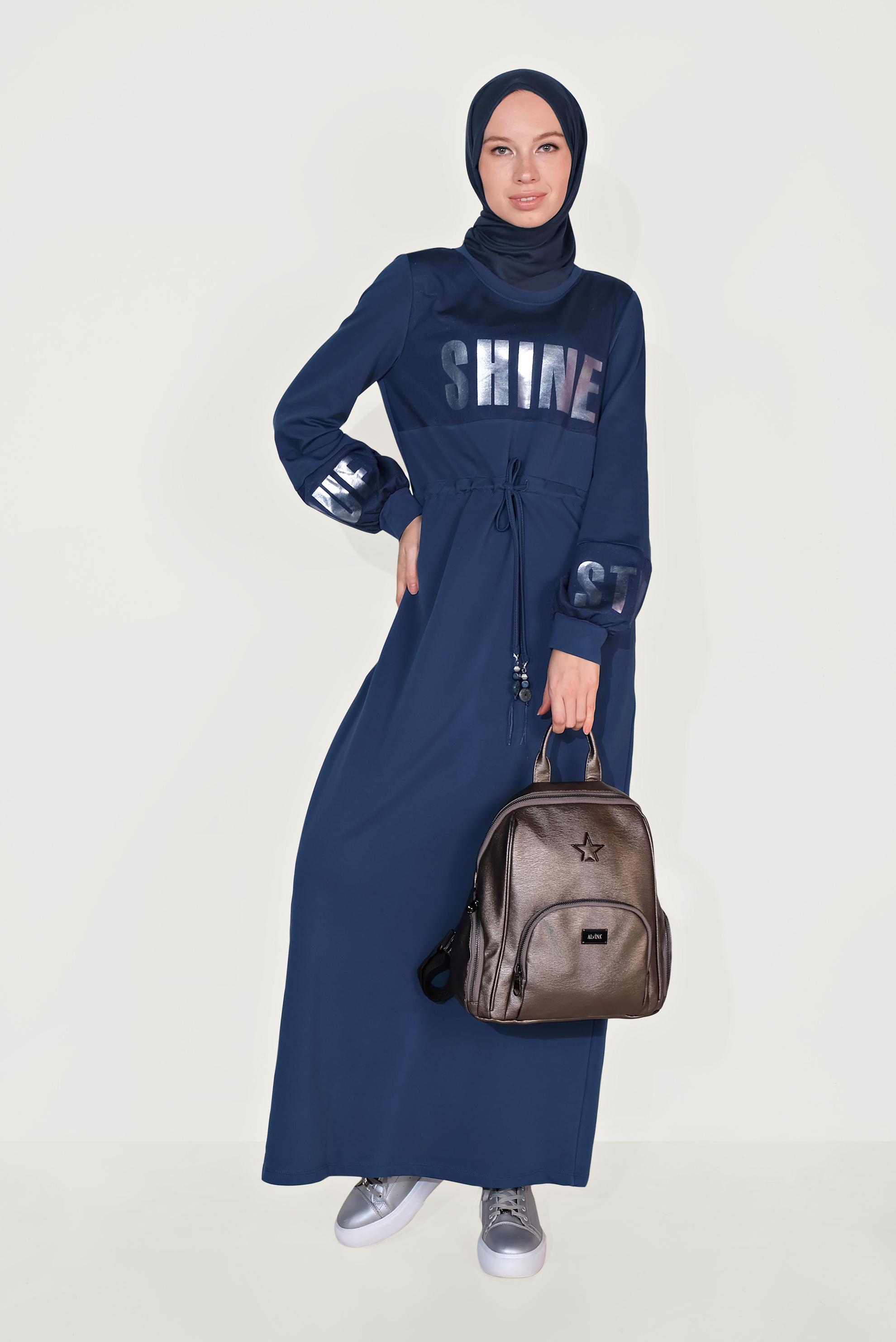 Tesettür giyim LACİVERT BELDEN BAĞCIKLI YAZI BASKILI EŞOFMAN ELBİSE 40652