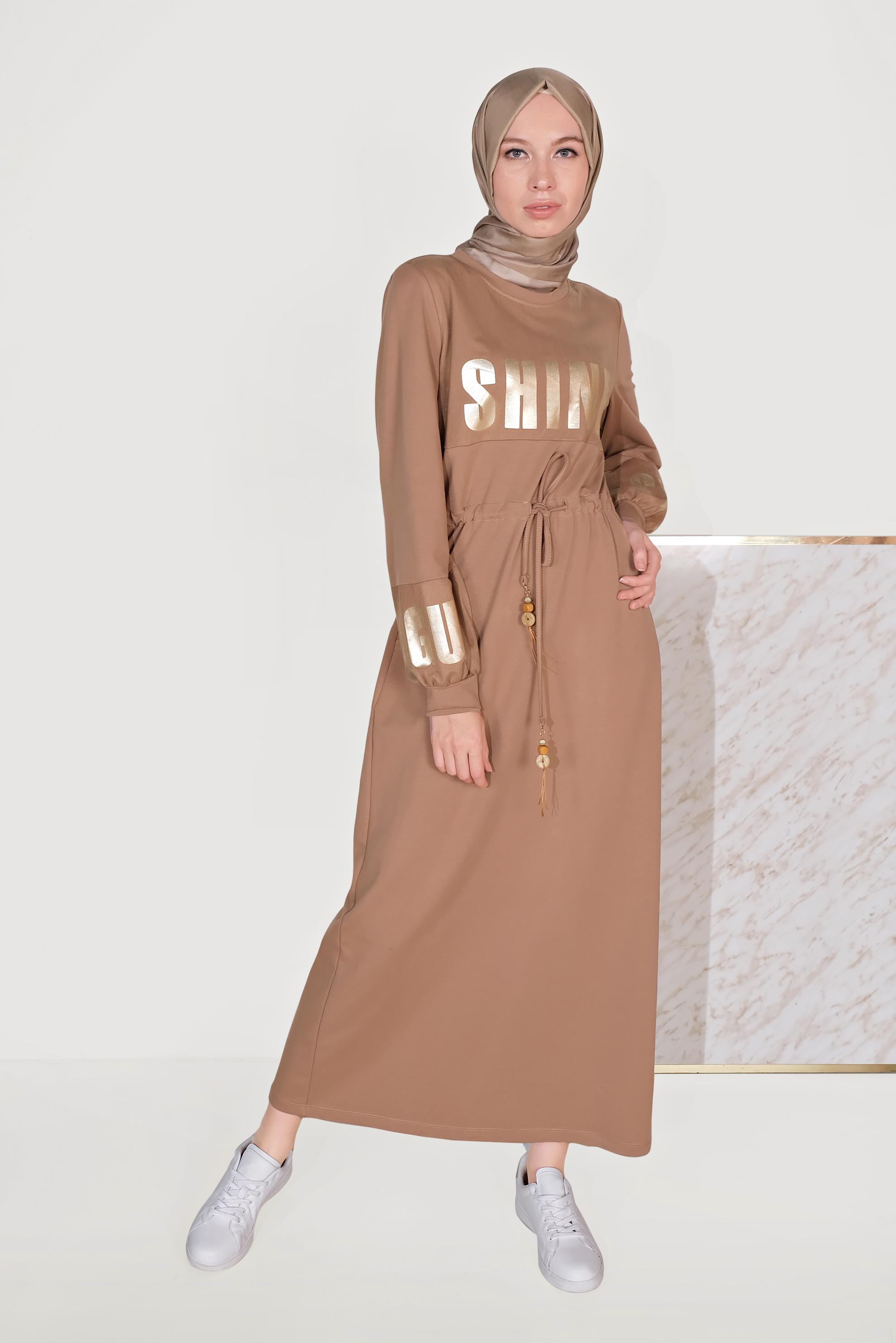Tesettür giyim KAHVE BELDEN BAĞCIKLI YAZI BASKILI EŞOFMAN ELBİSE 40652