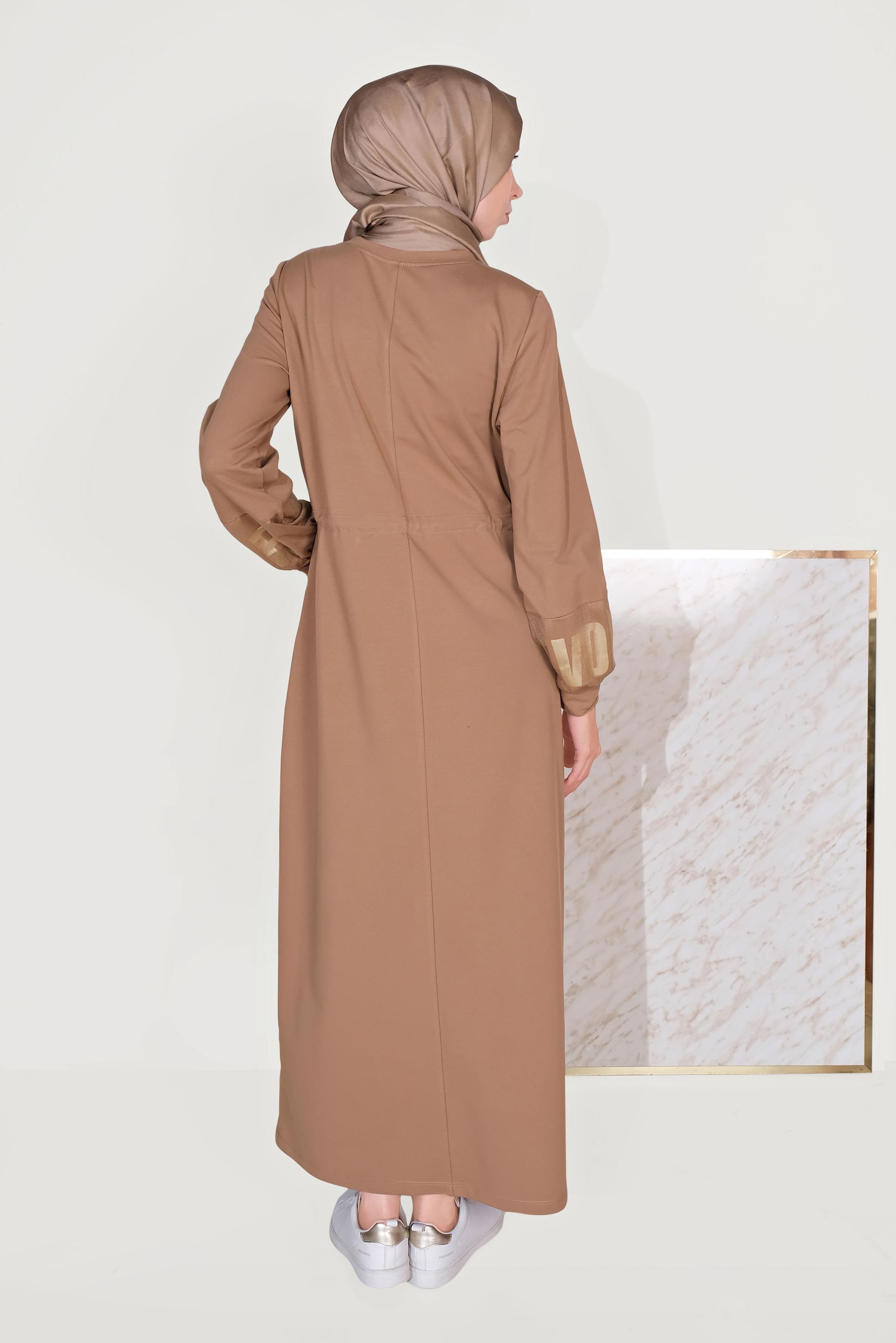 Tesettür giyim KAHVE BELDEN BAĞCIKLI YAZI BASKILI EŞOFMAN ELBİSE 40652