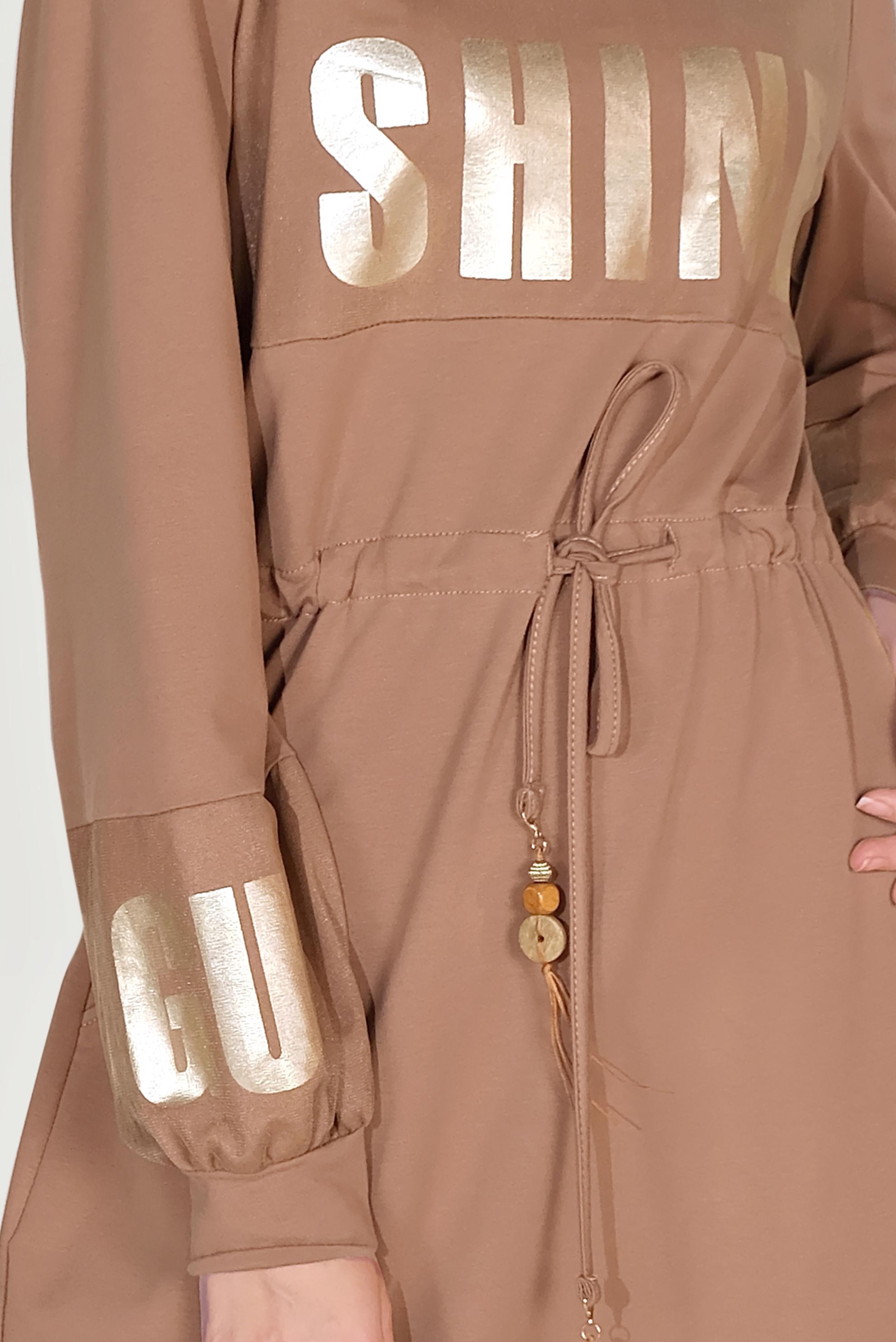 Tesettür giyim KAHVE BELDEN BAĞCIKLI YAZI BASKILI EŞOFMAN ELBİSE 40652