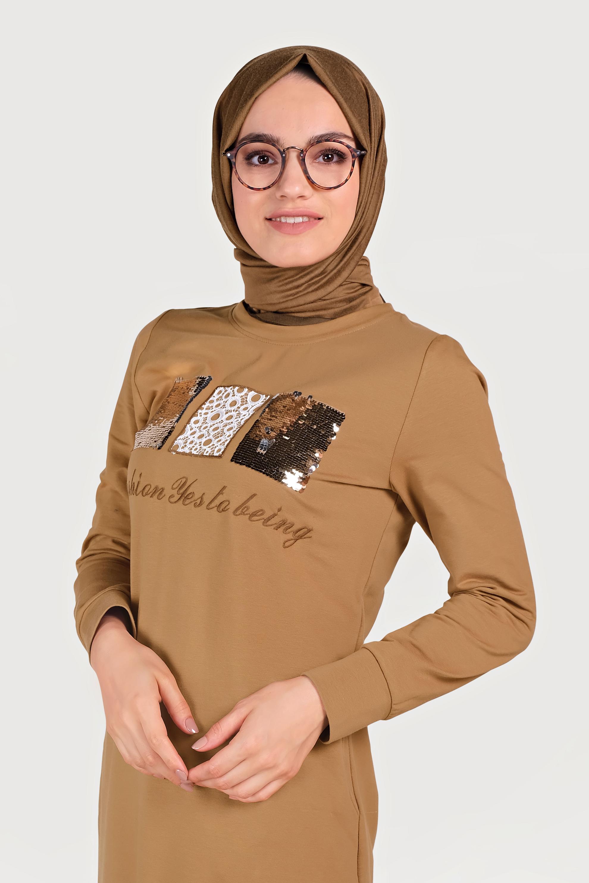 Tesettür giyim SARI PULLU VE YAZI DETAYLI EŞOFMAN ELBİSE 40653