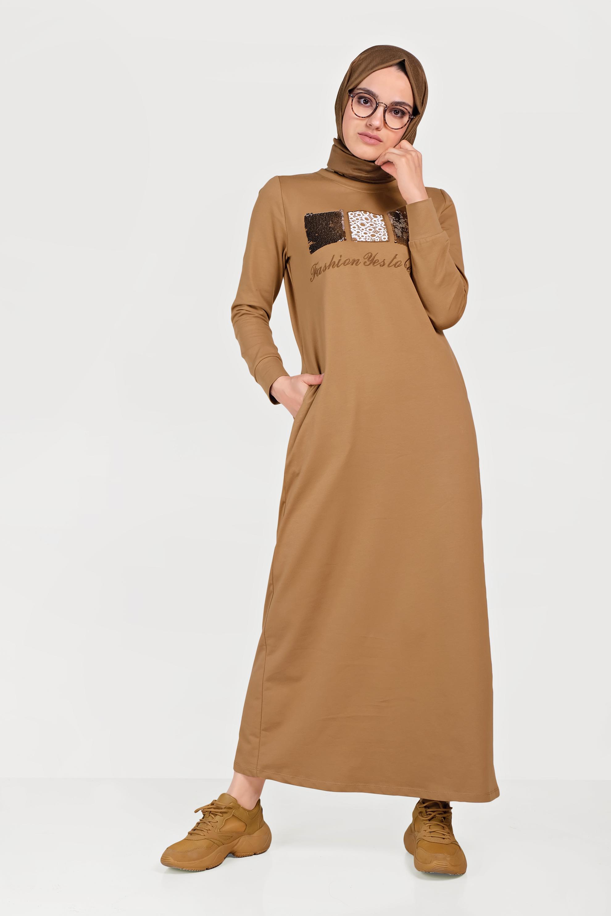 Tesettür giyim SARI PULLU VE YAZI DETAYLI EŞOFMAN ELBİSE 40653