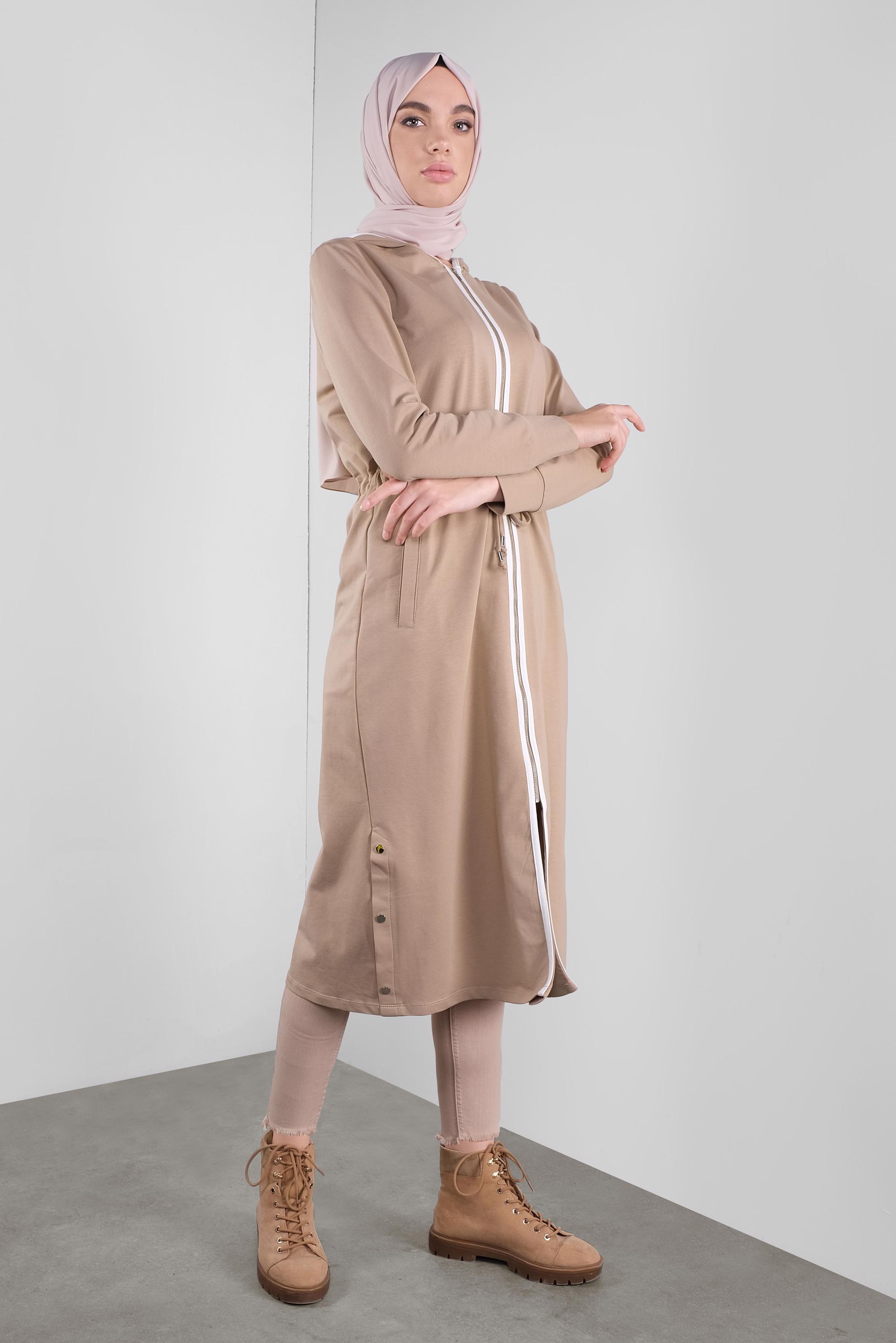 Tesettür giyim BEJ BELDEN BÜZGÜLÜ KAPÜŞONLU EŞOFMAN TUNİK 40680