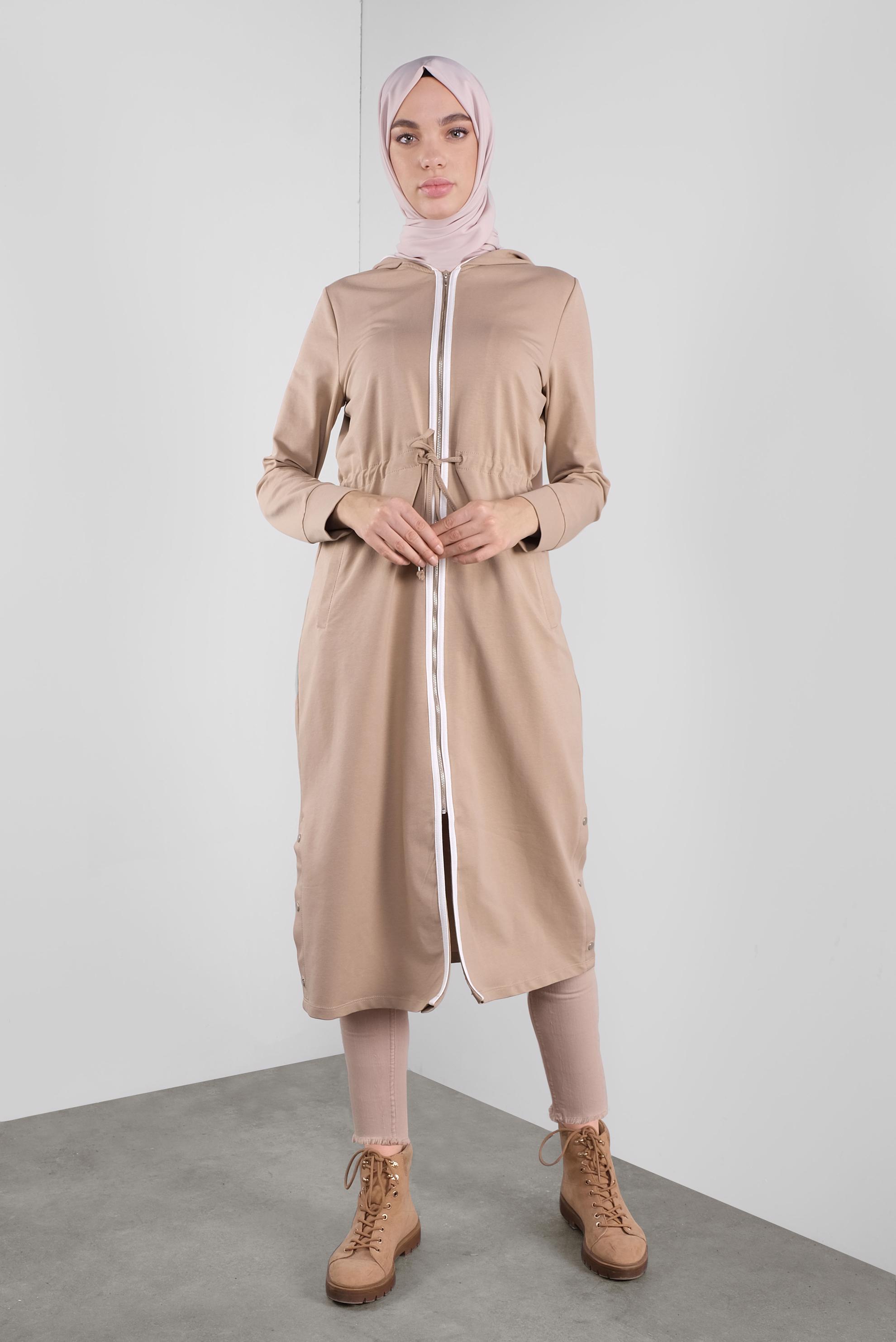 Tesettür giyim BEJ BELDEN BÜZGÜLÜ KAPÜŞONLU EŞOFMAN TUNİK 40680