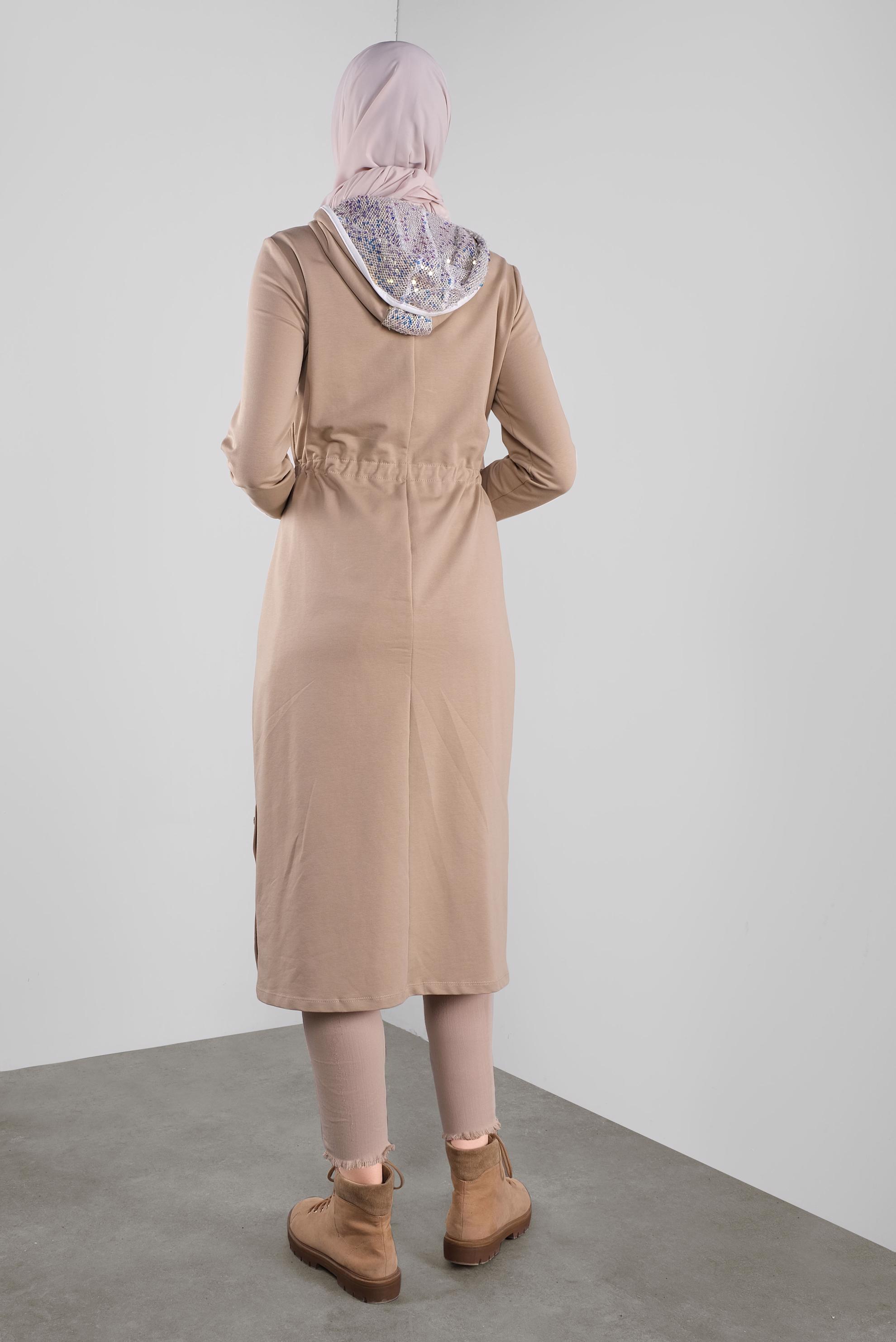 Tesettür giyim BEJ BELDEN BÜZGÜLÜ KAPÜŞONLU EŞOFMAN TUNİK 40680