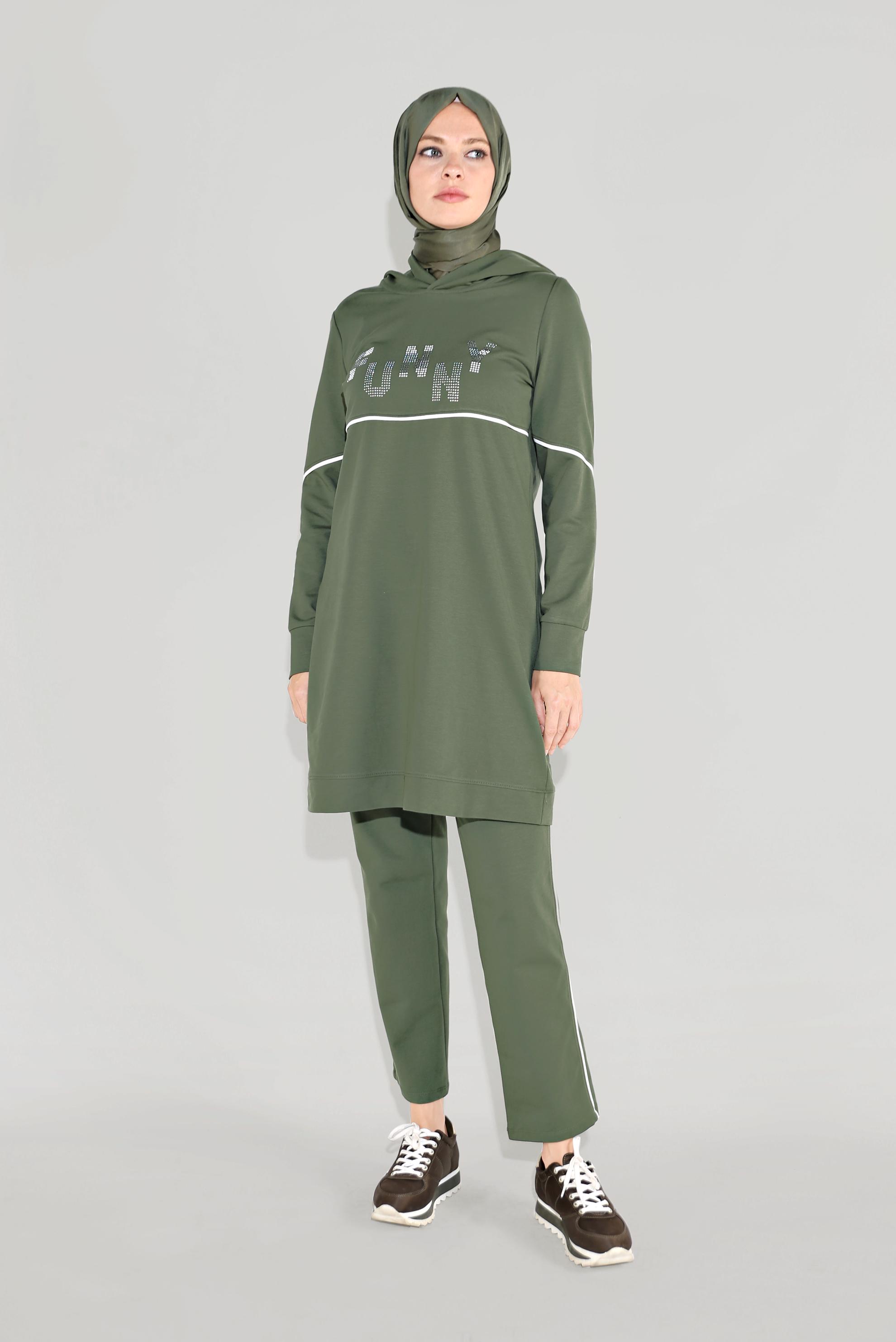 Tesettür giyim HAKİ PAMUKLU TAŞ BASKILI KAPÜŞONLU EŞOFMAN TAKIM 40685